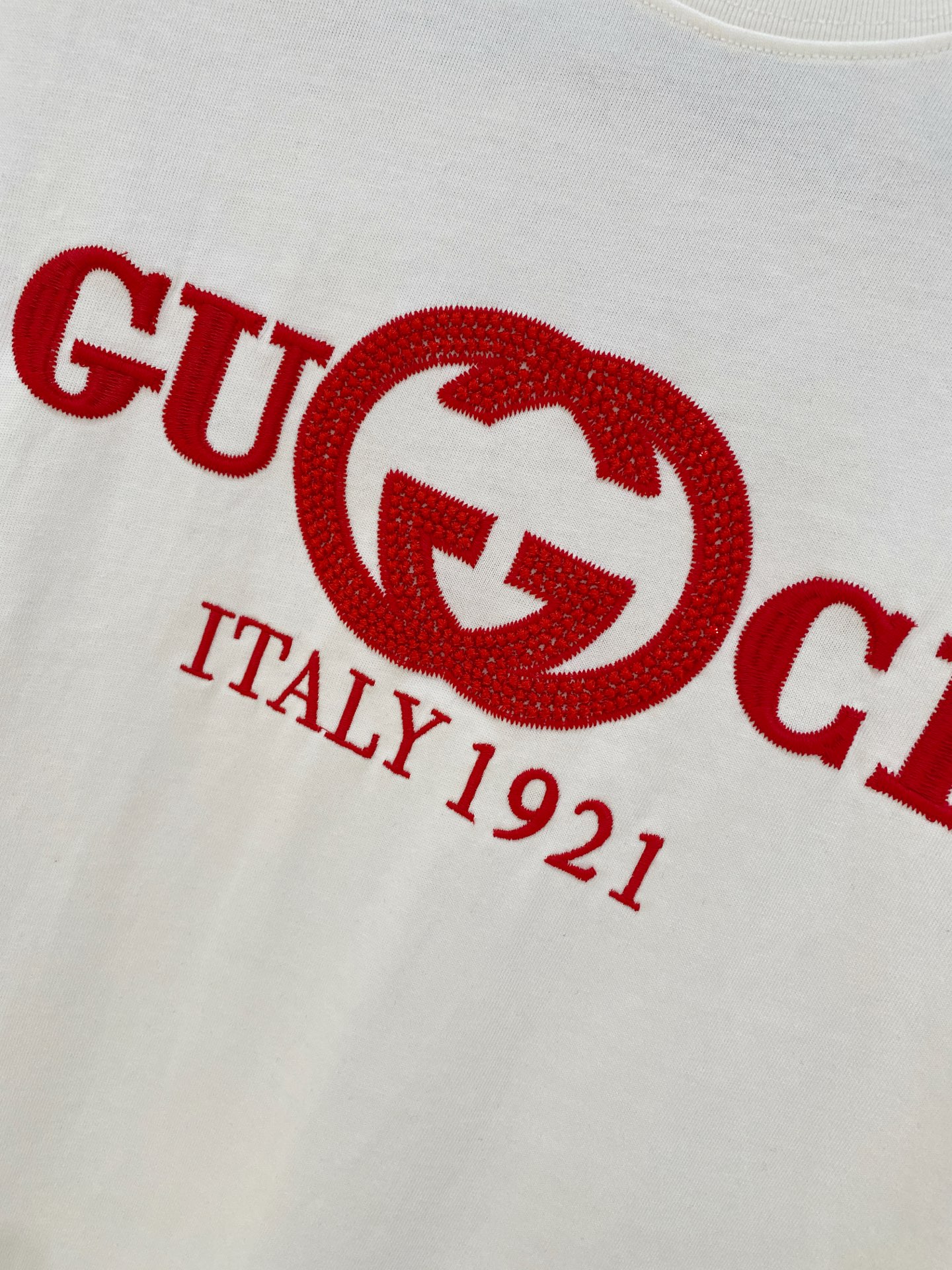 🌾退换# 古*Gucci 春夏新款首发专柜最新款短袖圆领T恤 高端订制 设计前卫时尚！品牌logo重工艺