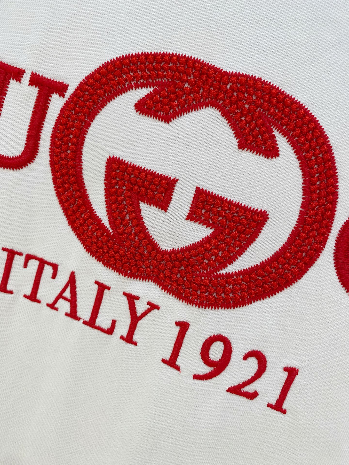 🌾退换# 古*Gucci 春夏新款首发专柜最新款短袖圆领T恤 高端订制 设计前卫时尚！品牌logo重工艺