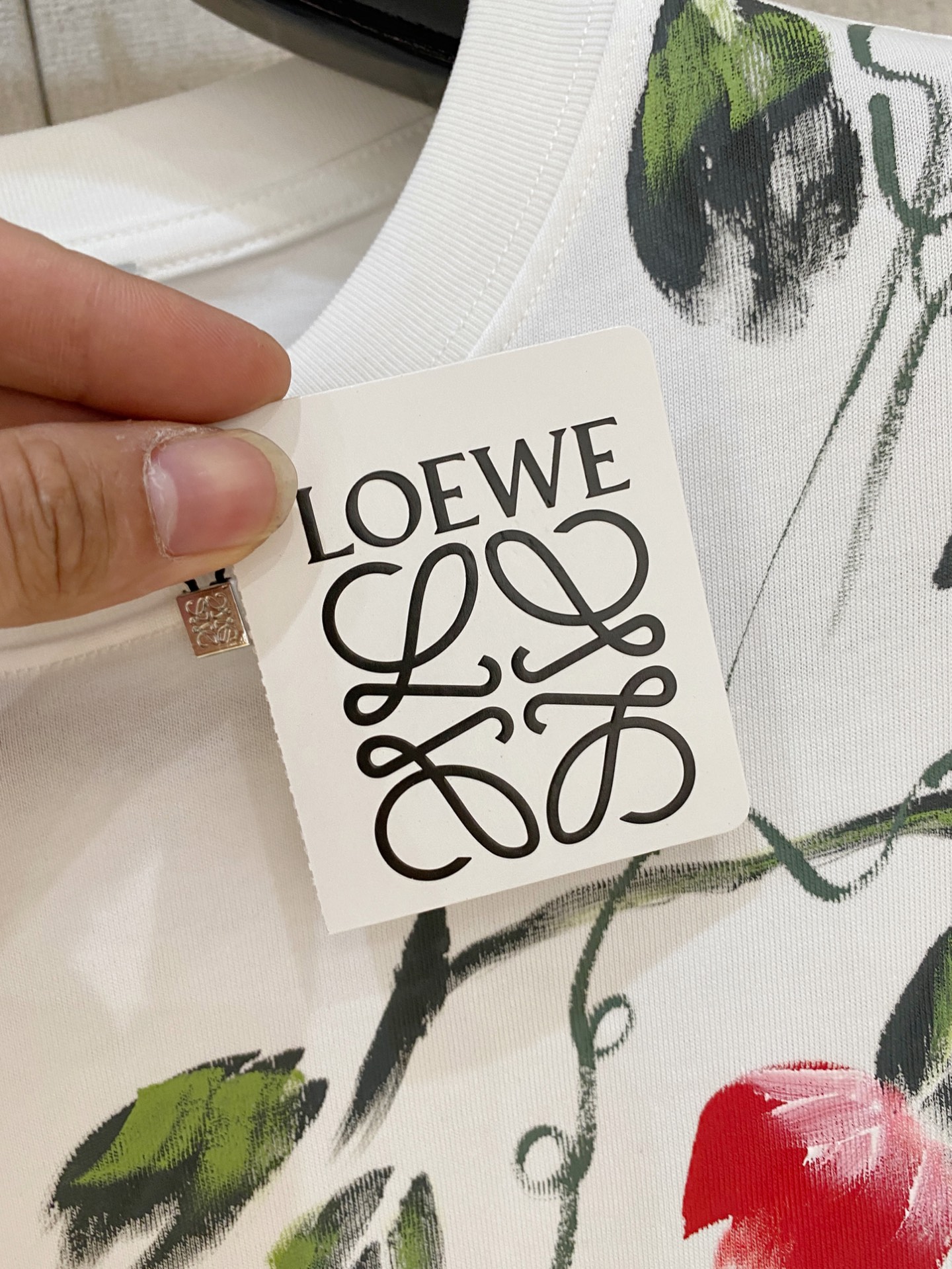 🌾退换# 罗意*LOEWE 春夏新款首发专柜最新款短袖圆领T恤 手绘高端订制 设计前卫时尚！品牌logo