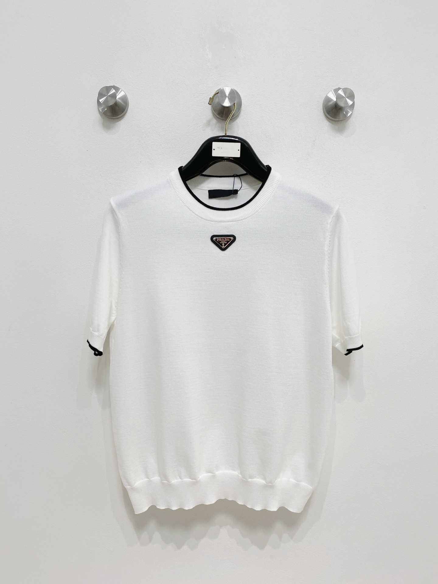 NO:496787,Prada Spring and summer new simple and versatile top imported private goods knitted round neck short sleeves, high-end heavy-industrial jacquard short sleeve sweater, the counter style is fashionable and luxurious, the quality is unquestionable, the upper body effect is excellent, the same style on the luxury official website, the counter size M-xxxl,,prada,T-shirt,alexander wang19860909普拉达 春夏新款简约百搭顶级进口私货针织圆领短袖,高端重工提花短袖针织衫,专柜款时尚不失奢华 品质毋庸置疑 上身效果超赞,奢华官网同款 专柜尺码M-xxxl,,prada,T-shirt,alexander wang,Men's clothing