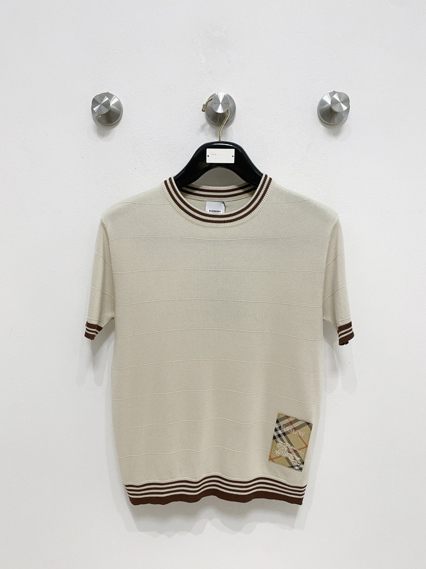 NO:496773,Burberry spring and summer new simple and versatile top imported private goods knitted round neck short sleeves, high-end heavy-industrial jacquard short sleeve sweater, the counter style is fashionable and luxurious, the quality is unquestionable, the upper body effect is excellent, the same style on the luxury official website, the counter size M-xxxl,,burberry,T-shirt,alexander wang19860909巴宝莉春夏新款简约百搭顶级进口私货针织圆领短袖,高端重工提花短袖针织衫,专柜款时尚不失奢华 品质毋庸置疑 上身效果超赞,奢华官网同款 专柜尺码M-xxxl,,burberry,T-shirt,alexander wang,Men's clothing