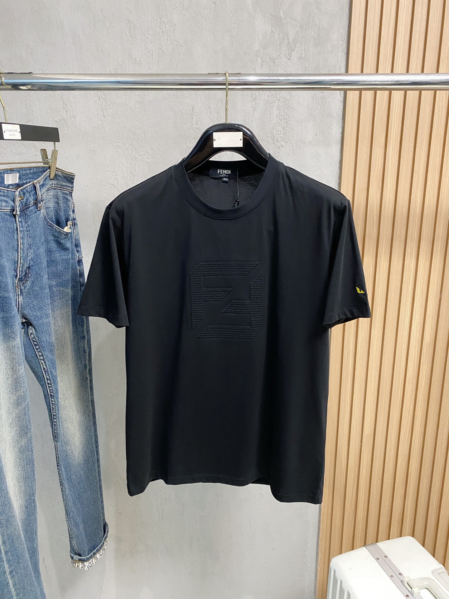 NO:159959,Fendi, the latest short-sleeved T-shirt, top-grade printed letter pattern logo on the chest, fabric cotton, comfortable and soft, handsome and fashionable, code number M-XXXL,,fendi, T-shirt,tees, t-shirt,alexander wang19860909芬迪、最新款短袖T恤,胸前顶级印花字母图案logo,面料棉 舒适柔软,帅气时尚,码数M-XXXL,,fendi,T-shirt,tees，t-shirt,alexander wang,Men's clothing