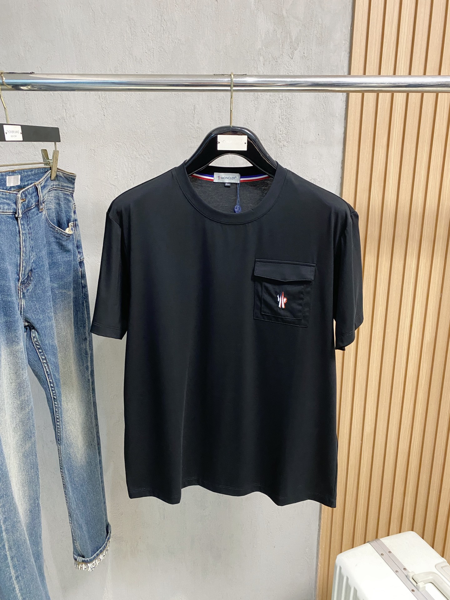 NO:159961,The latest short-sleeved T-shirt, top printed letter pattern logo on the chest, fabric cotton comfortable and soft, handsome and fashionable, size M-XXXL, Moncler, T-shirt, tees, t-shirt, alexander wang19860909蒙口、最新款短袖T恤,胸前顶级印花字母图案logo,面料棉 舒适柔软,帅气时尚,码数M-XXXL,,Moncler,T-shirt,tees，t-shirt,alexander wang,Men's clothing