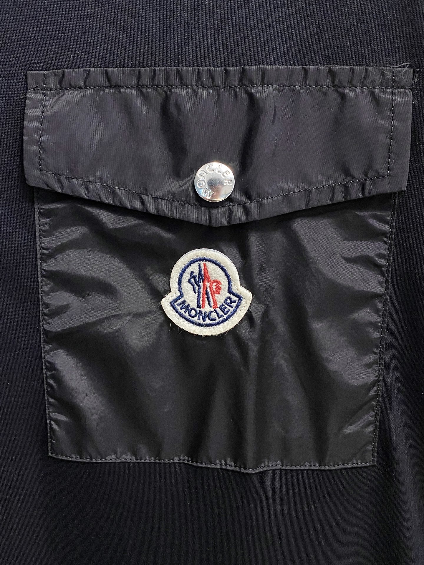 Moncler Short Sleeve T-Shirt: Classic & Stylish Unisex Design 6 i1746288303768 853 0 3