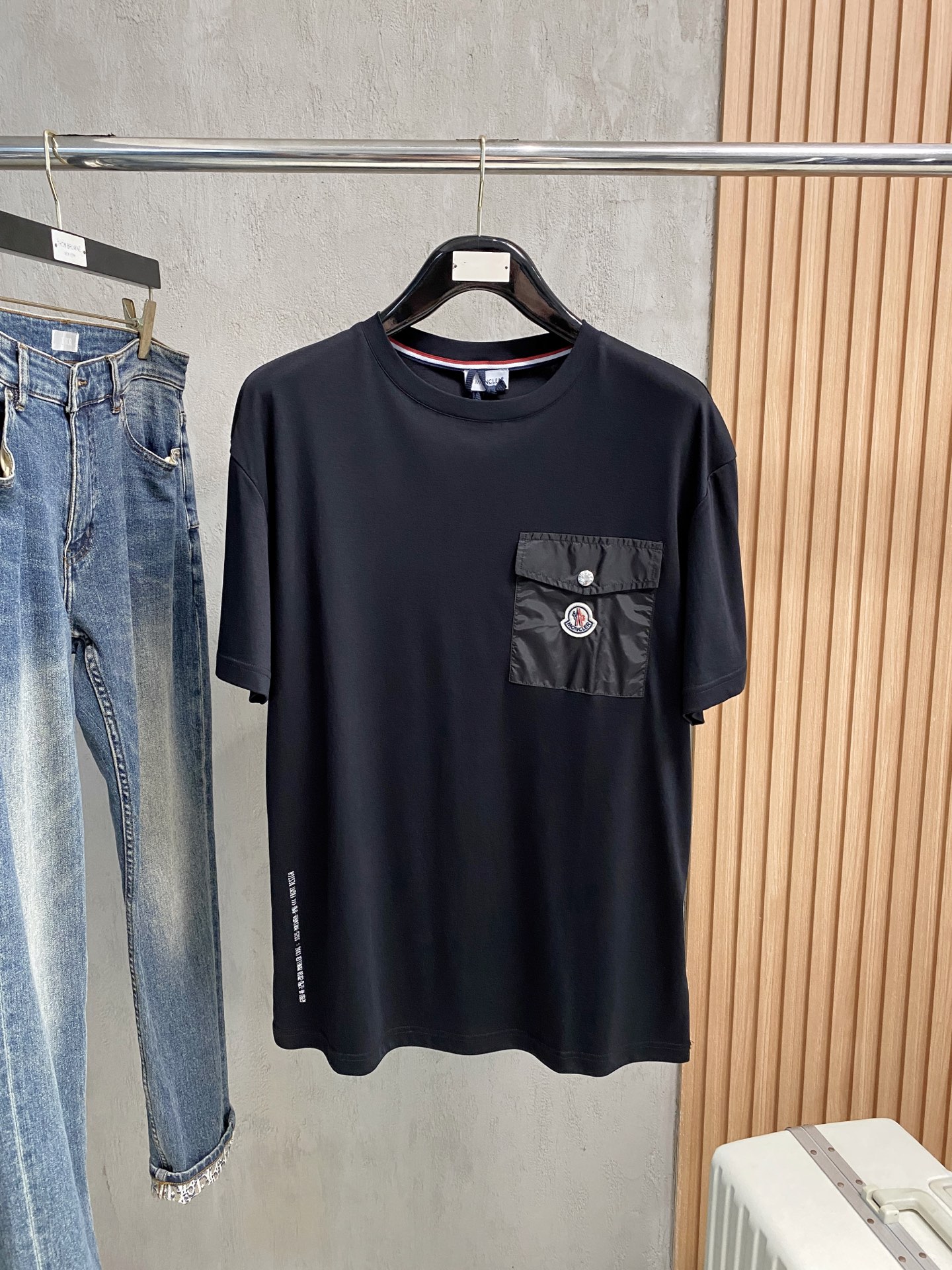 Moncler Short Sleeve T-Shirt: Classic & Stylish Unisex Design 2 i1746288303789 2578 0 0