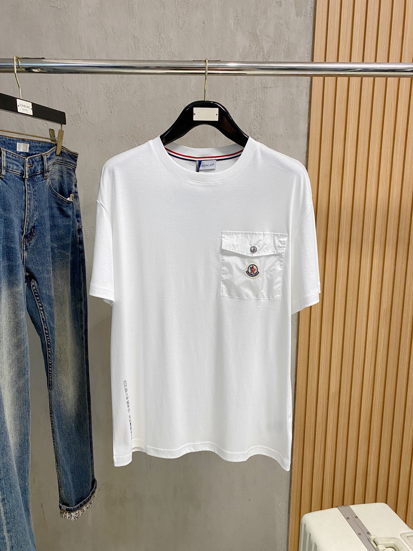 Moncler Short Sleeve T-Shirt: Classic & Fashionable, Unisex Design 2 i1746288380965 8090 0 0