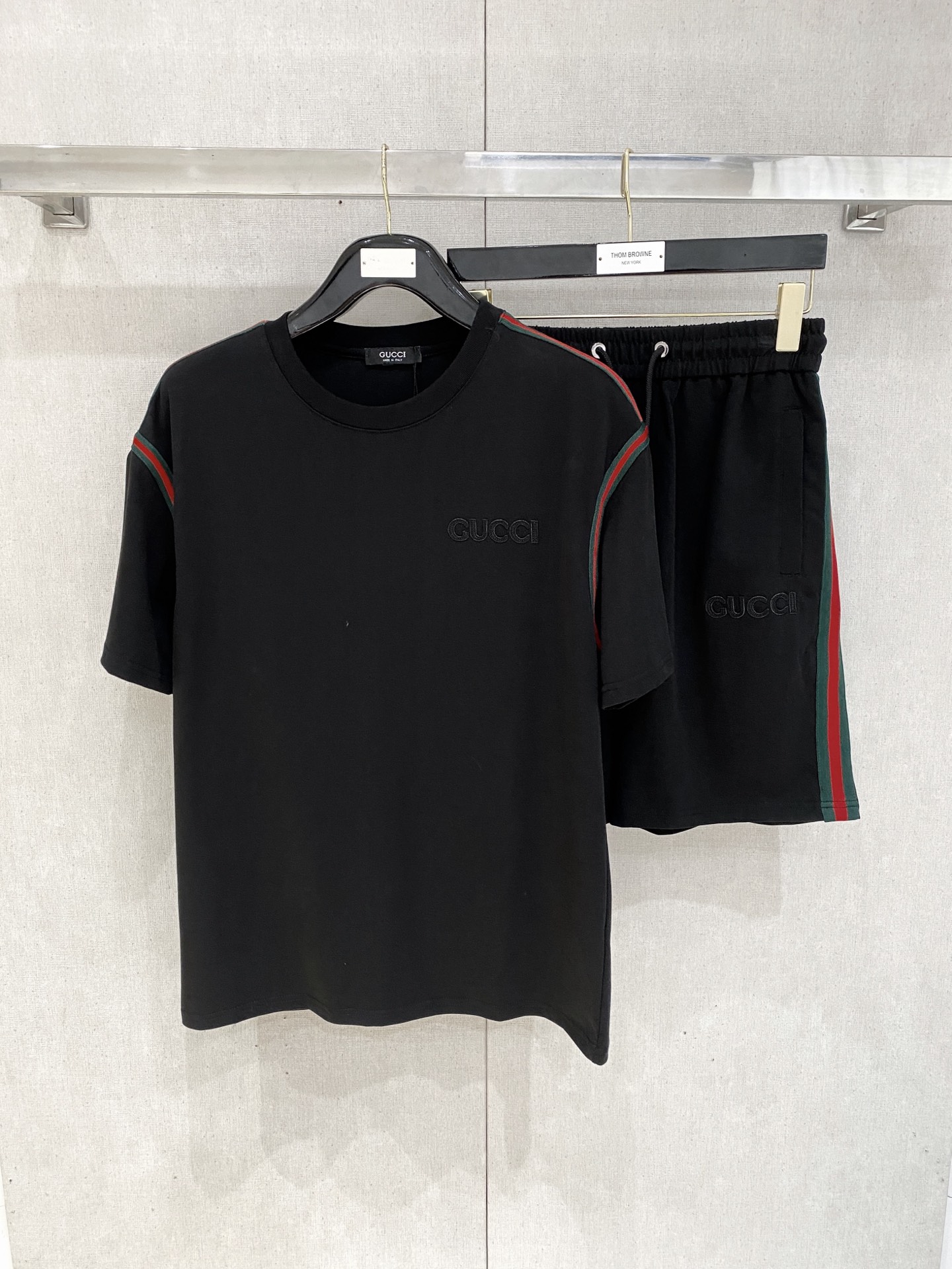 NO:442525,The latest spring and summer 2025 model, the same style for men and women, classic design short-sleeved T-shirt shorts suit, customized pure cotton fabric, soft touch, comfortable to wear, fine workmanship. The upper body effect is invincible and handsome, size M-3XL, shorts, T-shirt, tees, t-shirt, alexander wang198609092025春夏最新款,男女同款,经典设计短袖T恤短裤套装,定制纯棉面料,手感柔软,穿着舒适,做工精细.上身效果无敌帅气,码数M-3XL,,shorts,T-shirt,tees，t-shirt,alexander wang,Men's clothing