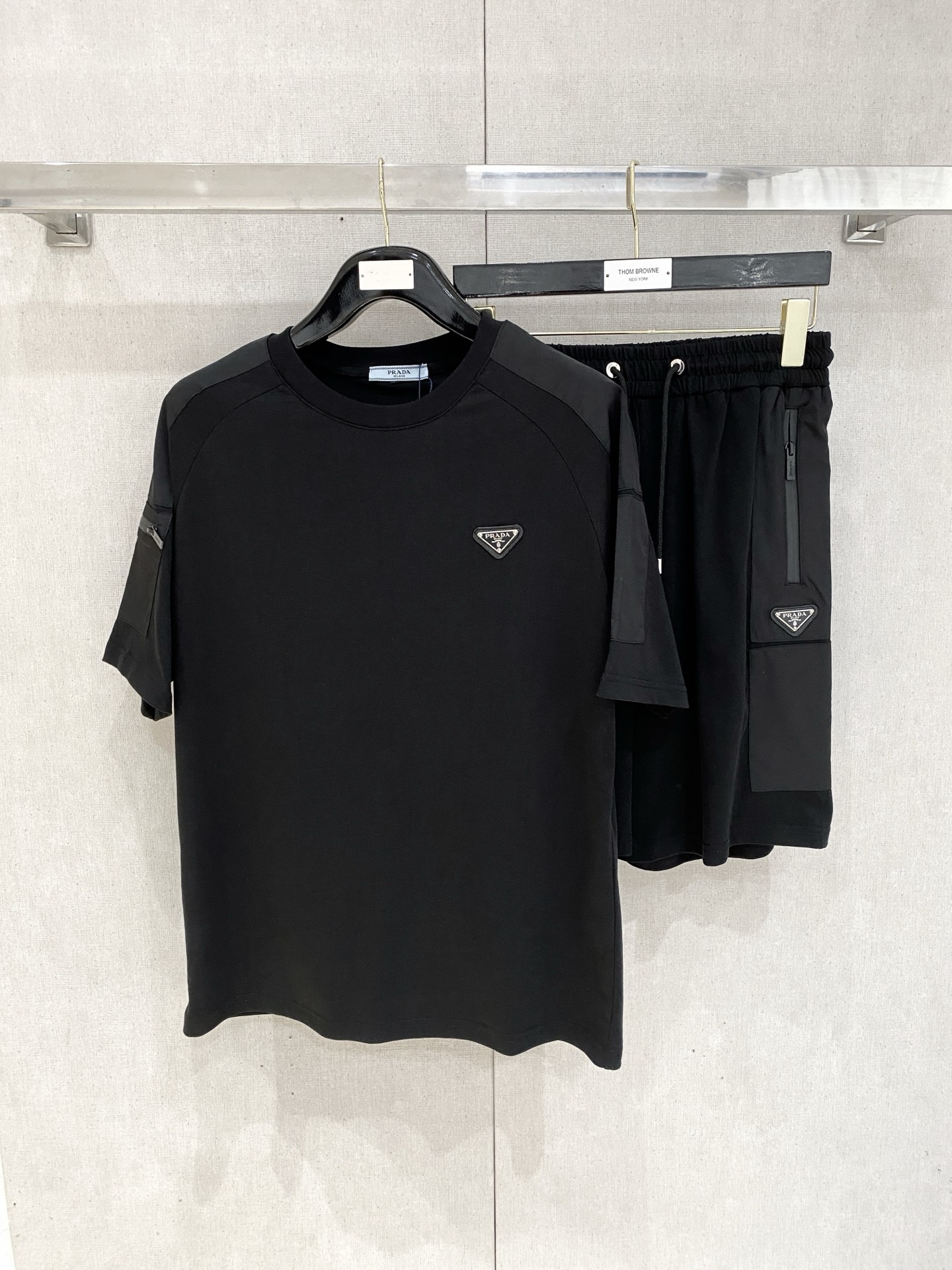 NO:410167,The latest spring and summer style, the same style for men and women, classic design short-sleeved T-shirt shorts suit, customized pure cotton fabric, soft touch, comfortable to wear, fine workmanship. The upper body effect is invincible and handsome, size M-3XL, shorts, T-shirt, tees, t-shirt, alexander wang19860909春夏最新款,男女同款,经典设计短袖T恤短裤套装,定制纯棉面料,手感柔软,穿着舒适,做工精细.上身效果无敌帅气,码数M-3XL,,shorts,T-shirt,tees，t-shirt,alexander wang,Men's clothing