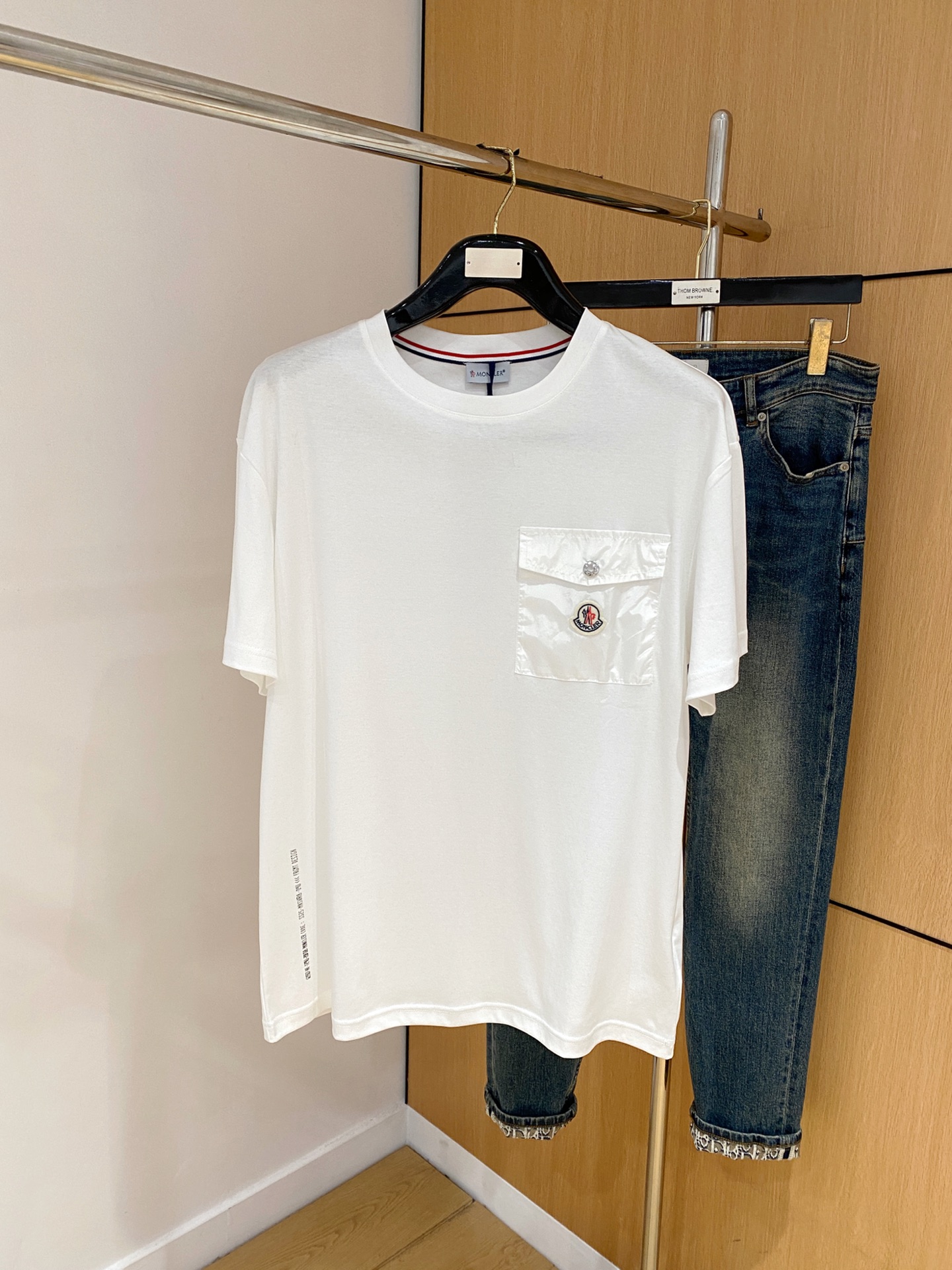 NO:519882,The new short-sleeved T-shirt for men and women in spring and summer, the latest model is exclusively available on the entire network!  !  ~ It is classic and fashionable and versatile, who doesn’t like it? It will show the classic again. It is very pleasing to the eye and comes with a low luxury halo and recognition!  The traditional brand concept and modern advanced technology are perfectly combined. Coupled with the extremely modern and simple design, the exclusive logo pattern towel embroidery design!  Customized 100% imported pure cotton fabric!  The texture of this model is quite touching, the specifications and grades are known with tentacles. The degree of delicateness and breathability are top-notch!  Size M-3XL, Moncler, T-shirt,tees, t-shirt,alexander wang19860909蒙口2025春夏新款男女同款短袖T恤,最新款全网独家首上！！~既经典有时尚百搭,谁不爱啊,将经典再次展现,非常的耐看,自带低奢光环与辨识度！传统的品牌理念和现代化的先进技术进行了完美结合.加上极其现代摩登风范的简约设计,专属logo图案毛巾绣设计！定制百分百进口纯棉面料！此款的质感相当感人 触手便知规格档次 细腻程度与透气效果堪称顶级！尺码M-3XL,,Moncler,T-shirt,tees，t-shirt,alexander wang,Men's clothing