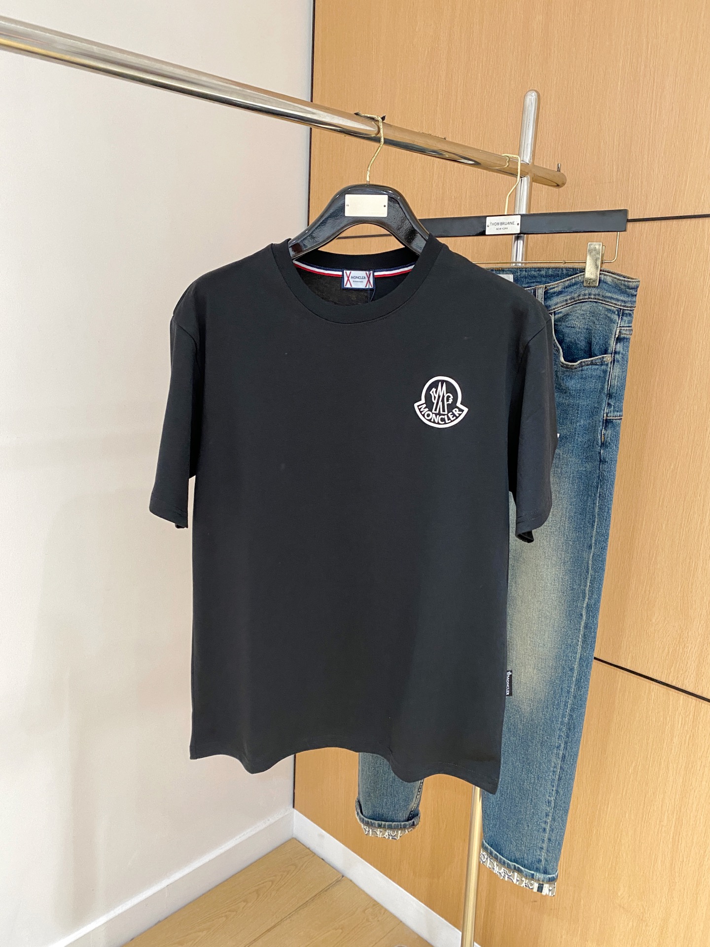 NO:161270,The new short-sleeved T-shirt for the 2025 summer, the personalized art series exclusively released on the entire network. The versatile details are perfectly processed and pure cotton fabric is very exquisite. The original fabric is the same as the Internet celebrity celebrity and the same style. The high-quality feel is very comfortable. Fashionable and personalized. The super versatile and beautiful style is the same as the men and women. The same color is black and white. The number of numbers M-3XL, Moncler, T-shirt,tees, t-shirt,alexander wang19860909蒙口2025夏季新款短袖T恤,个性艺术系列全网独家首发 百搭款细节处理完美纯棉面料十分精致 原版面料 网红明星同款高版本 高品质手感非常舒服 时尚又个性 超级百搭好看的一款男女同款颜色黑、白 码数M-3XL,,Moncler,T-shirt,tees，t-shirt,alexander wang,Men's clothing