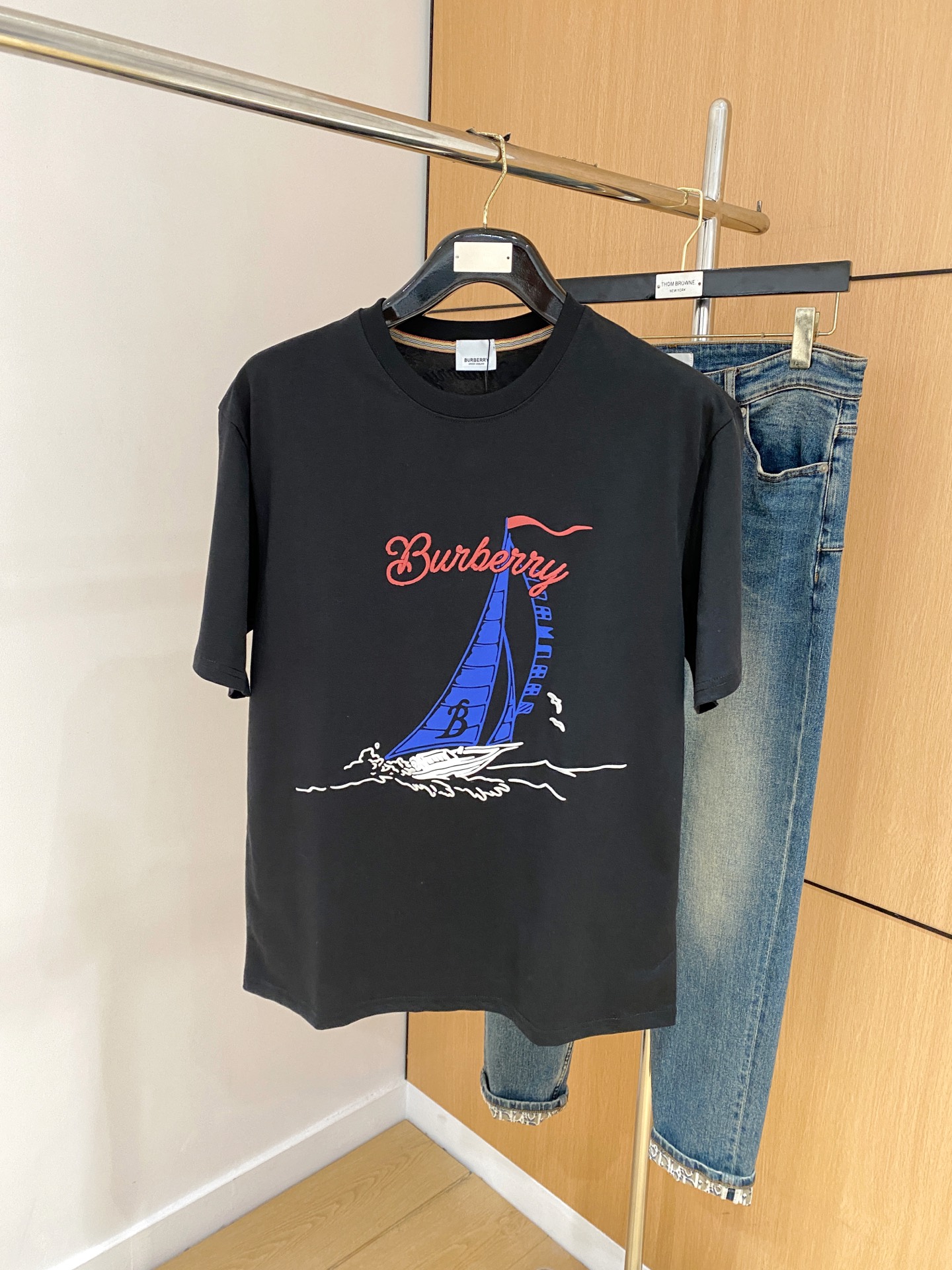 NO:161271,Burberry's new short-sleeved T-shirt in summer 2025, the personalized art series exclusively released on the entire network. The versatile details are perfectly processed and pure cotton fabric is very exquisite. Original fabric. The same high-quality and comfortable hand feels very fashionable and personalized. A super versatile and beautiful style for men and women. The same color is black and white. M-3XL, burberry, T-shirt,tees, t-shirt,alexander wang19860909巴宝莉2025夏季新款短袖T恤,个性艺术系列全网独家首发 百搭款细节处理完美纯棉面料十分精致 原版面料 网红明星同款高版本 高品质手感非常舒服 时尚又个性 超级百搭好看的一款男女同款颜色黑、白 码数M-3XL,,burberry,T-shirt,tees，t-shirt,alexander wang,Men's clothing