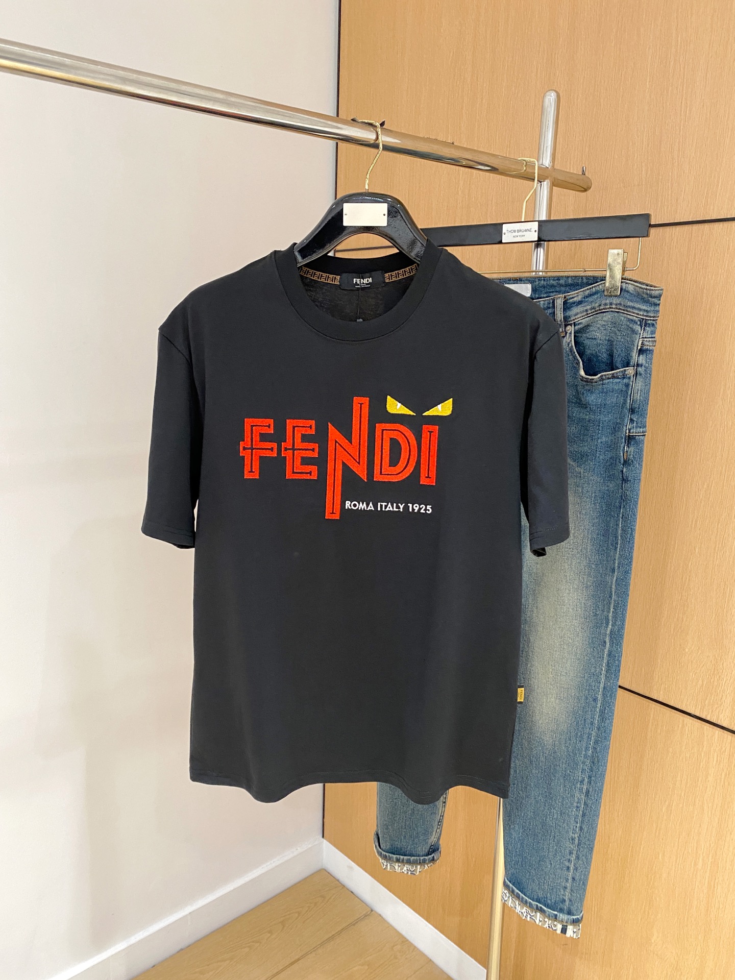 NO:161272,Fendi's new short-sleeved T-shirt in summer 2025, the personalized art series exclusively launched on the entire network. The versatile details are perfectly processed and pure cotton fabric is very exquisite. Original fabric. The same high-quality and comfortable hand feels very fashionable and personalized. A super versatile and beautiful style for men and women. The same color is black and white. M-3XL, fendi, T-shirt,tees, t-shirt,alexander wang19860909芬迪2025夏季新款短袖T恤,个性艺术系列全网独家首发 百搭款细节处理完美纯棉面料十分精致 原版面料 网红明星同款高版本 高品质手感非常舒服 时尚又个性 超级百搭好看的一款男女同款颜色黑、白 码数M-3XL,,fendi,T-shirt,tees，t-shirt,alexander wang,Men's clothing