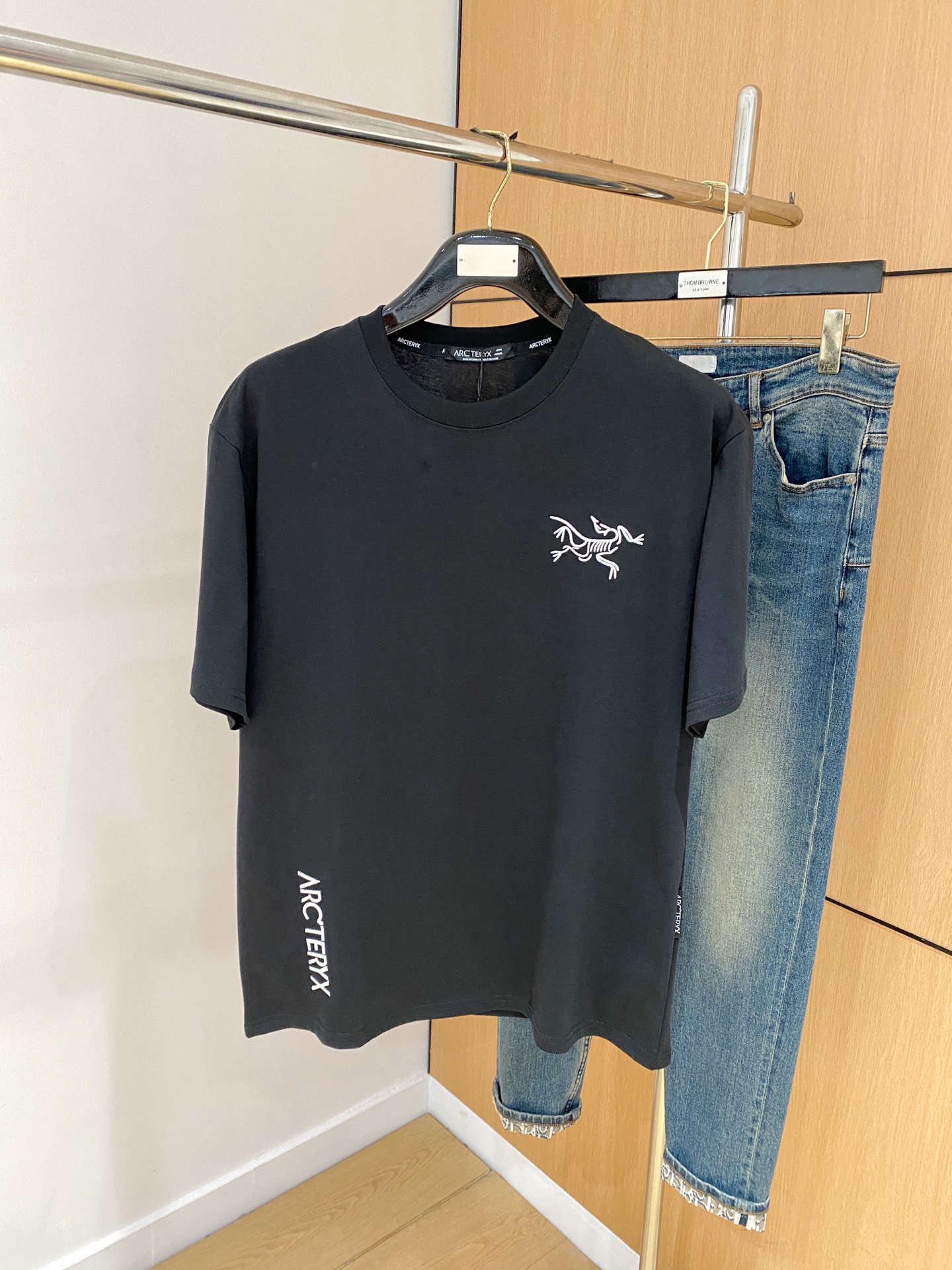 NO:161258,Archaeoptera Bird's new short-sleeved T-shirt in summer 2025, the personalized art series exclusively released on the entire network. The versatile details are perfectly processed and pure cotton fabric is very exquisite. Original fabric. The same high-quality and comfortable hand feels very fashionable and personalized. A super versatile and beautiful style for men and women. The same color is black and white. Number M-3XL, arc'teryx, T-shirt,tees, t-shirt,alexander wang19860909始祖鸟2025夏季新款短袖T恤,个性艺术系列全网独家首发 百搭款细节处理完美纯棉面料十分精致 原版面料 网红明星同款高版本 高品质手感非常舒服 时尚又个性 超级百搭好看的一款男女同款颜色黑、白 码数M-3XL,arc'teryx,T-shirt,tees，t-shirt,alexander wang,Men's clothing