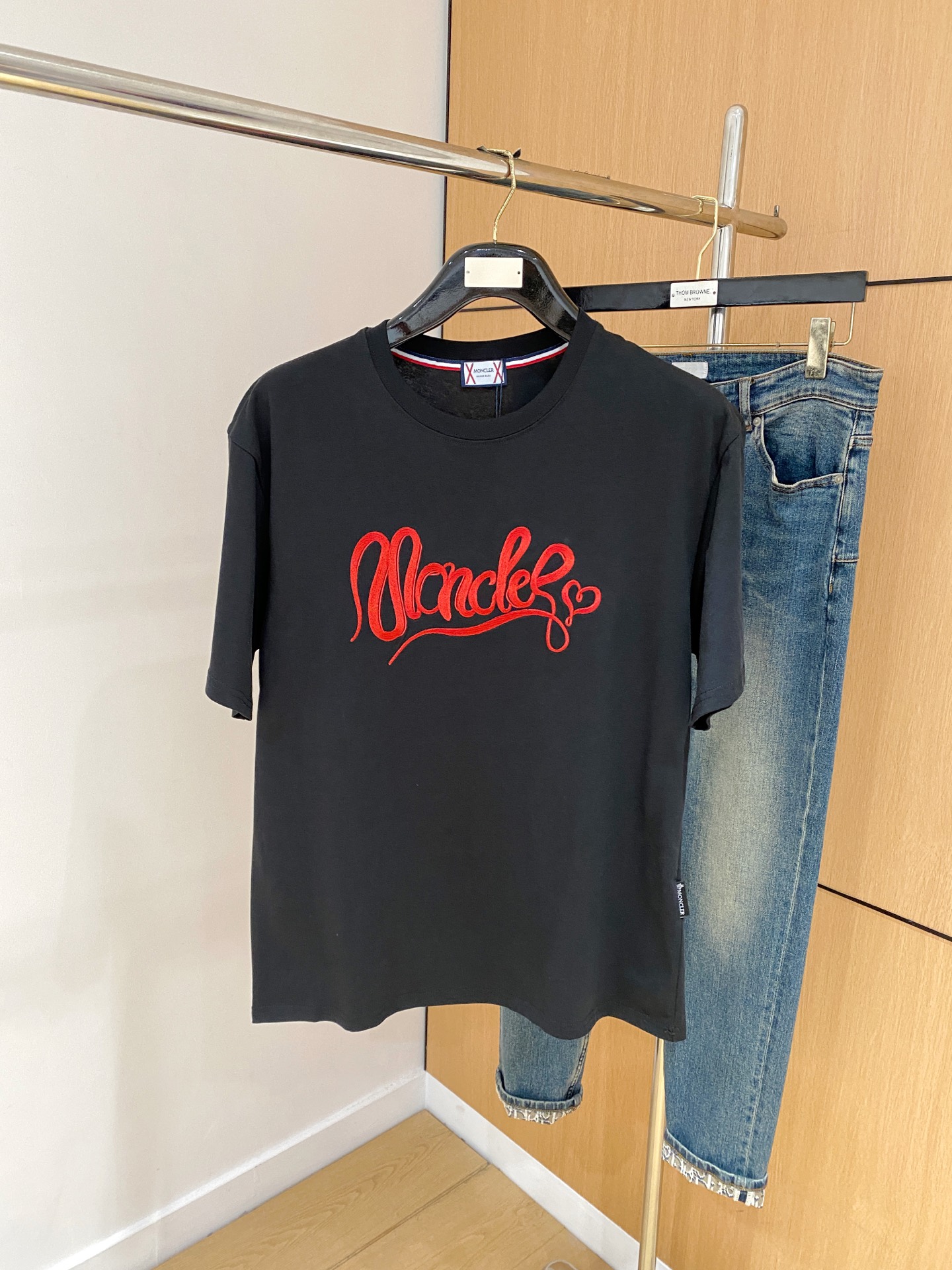 NO:161260,The new short-sleeved T-shirt for the 2025 summer, the personalized art series exclusively released on the entire network. The versatile details are perfectly processed and pure cotton fabric is very exquisite. The original fabric is the same as the Internet celebrity celebrity and the same style. The high-quality feel is very comfortable. Fashionable and personalized. The super versatile and beautiful style is the same as the men and women. The same color is black and white. The number of numbers M-3XL, Moncler, T-shirt,tees, t-shirt,alexander wang19860909蒙口2025夏季新款短袖T恤,个性艺术系列全网独家首发 百搭款细节处理完美纯棉面料十分精致 原版面料 网红明星同款高版本 高品质手感非常舒服 时尚又个性 超级百搭好看的一款男女同款颜色黑、白 码数M-3XL,,Moncler,T-shirt,tees，t-shirt,alexander wang,Men's clothing