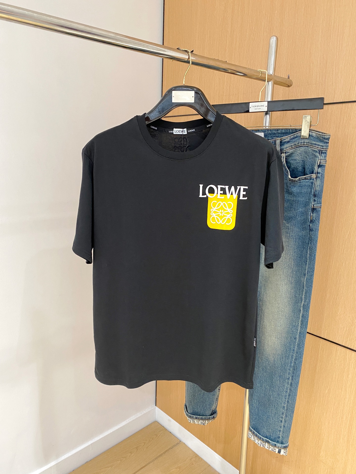 NO:161264,Luo Yiwei's new short-sleeved T-shirt in summer 2025, the personalized art series exclusively launched on the entire network. The versatile details are perfectly processed and pure cotton fabric is very exquisite. Original fabric. The same high-quality and comfortable hand feels very fashionable and personalized. A super versatile and beautiful style for men and women. The same color is black and white. The number of numbers M-3XL, loewe, T-shirt,tees, t-shirt,alexander wang19860909罗意威2025夏季新款短袖T恤,个性艺术系列全网独家首发 百搭款细节处理完美纯棉面料十分精致 原版面料 网红明星同款高版本 高品质手感非常舒服 时尚又个性 超级百搭好看的一款男女同款颜色黑、白 码数M-3XL,,loewe,T-shirt,tees，t-shirt,alexander wang,Men's clothing