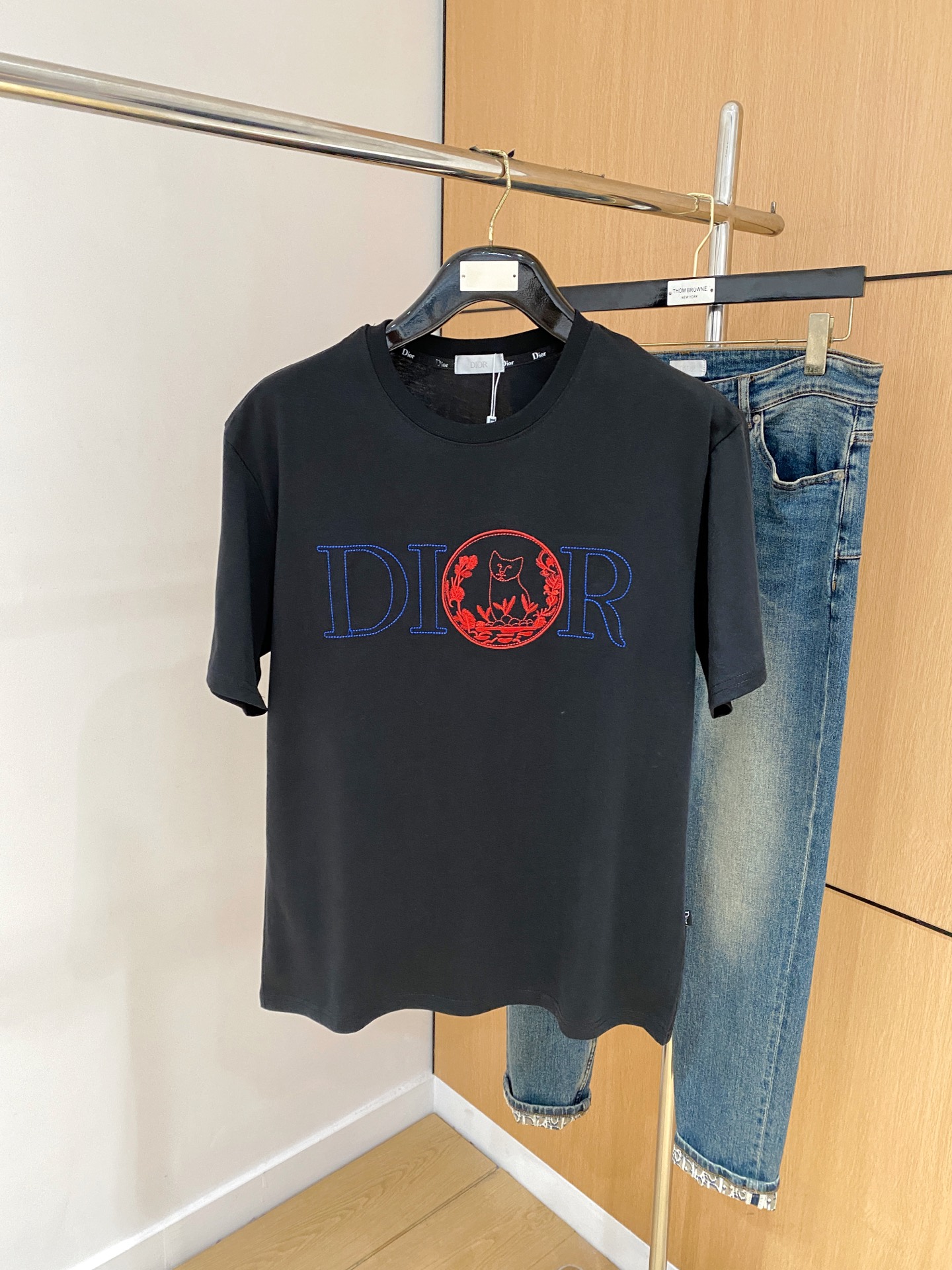 NO:161268,Dior 2025 summer new short-sleeved T-shirt, the personalized art series exclusively launched on the entire network. The versatile details are perfectly processed and pure cotton fabric is very exquisite. Original fabric. The same high-quality and comfortable hand feels very fashionable and personalized. A super versatile and beautiful style for men and women. The same color is black and white. The number of numbers M-3XL, dior, T-shirt,tees, t-shirt,alexander wang19860909迪奥2025夏季新款短袖T恤,个性艺术系列全网独家首发 百搭款细节处理完美纯棉面料十分精致 原版面料 网红明星同款高版本 高品质手感非常舒服 时尚又个性 超级百搭好看的一款男女同款颜色黑、白 码数M-3XL,,dior,T-shirt,tees，t-shirt,alexander wang,Men's clothing