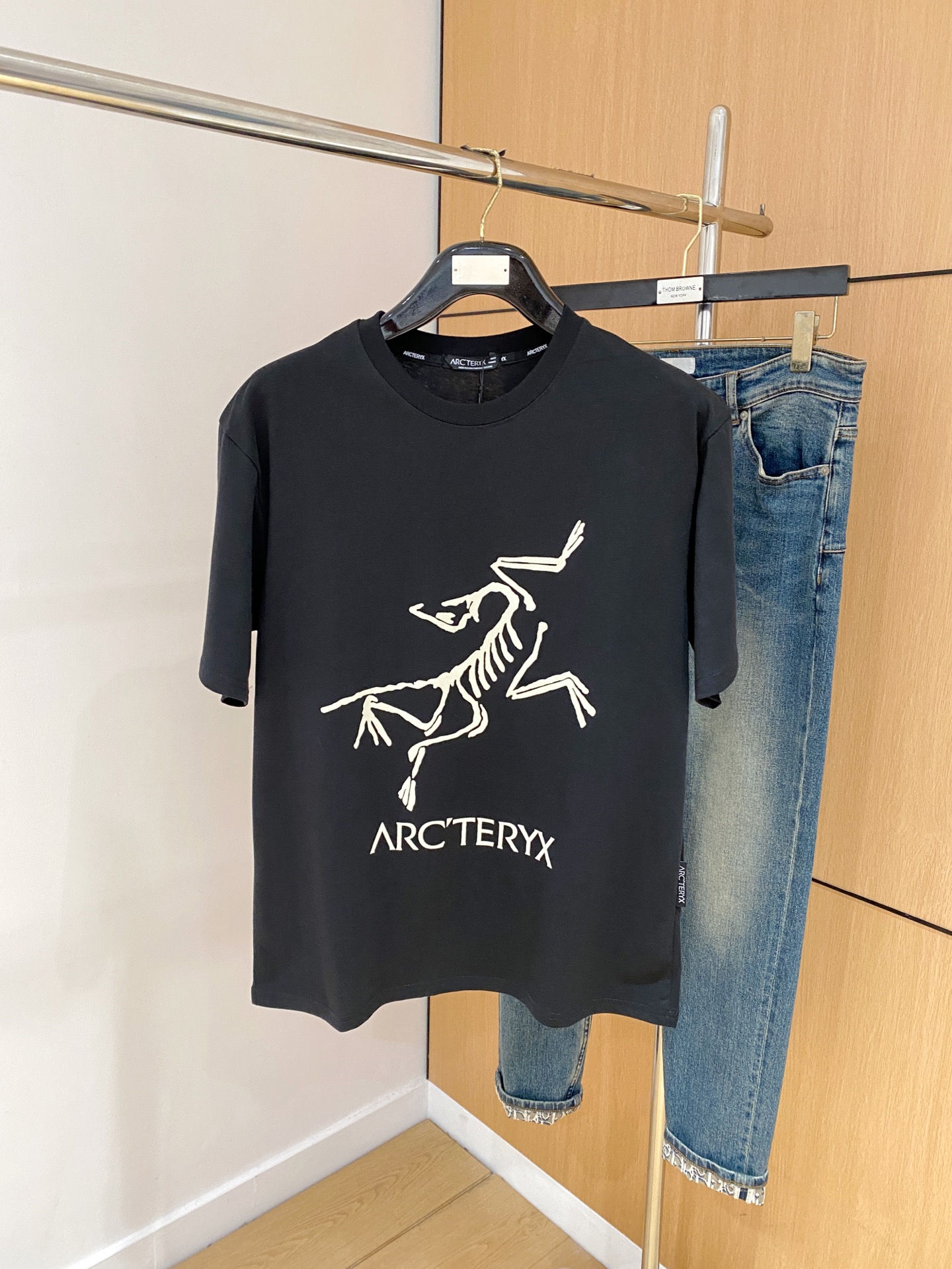 NO:161266,Archaeoptera Bird's new short-sleeved T-shirt in summer 2025, the personalized art series exclusively released on the entire network. The versatile details are perfectly processed and pure cotton fabric is very exquisite. Original fabric. The same high-quality and comfortable hand feels very fashionable and personalized. A super versatile and beautiful style for men and women. The same color is black and white. Number M-3XL, arc'teryx, T-shirt,tees, t-shirt,alexander wang19860909始祖鸟2025夏季新款短袖T恤,个性艺术系列全网独家首发 百搭款细节处理完美纯棉面料十分精致 原版面料 网红明星同款高版本 高品质手感非常舒服 时尚又个性 超级百搭好看的一款男女同款颜色黑、白 码数M-3XL,arc'teryx,T-shirt,tees，t-shirt,alexander wang,Men's clothing