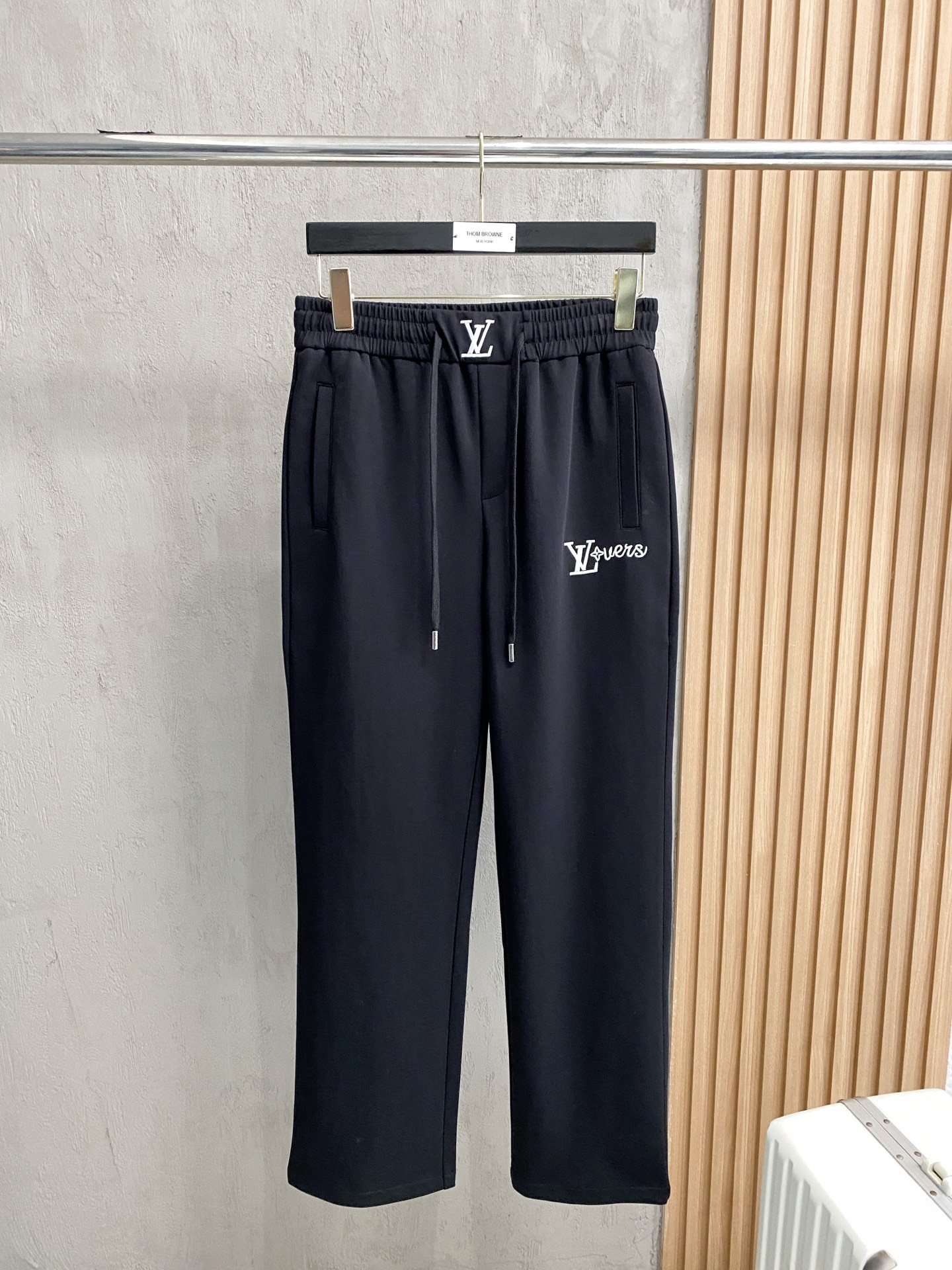 NO:437874,LV25SS summer new casual pants. Customized copper-ammonia air-layer blended fabric, anti-wrinkle, non-stick gray and anti-static, the fabric is soft, comfortable and drapey. The upper body is stylish, three-dimensional cut design extends the leg lines, making it look taller and slimmer. The elastic waistband design is designed to retract and place freely, and the customized original drawstring is extremely recognizable. A casual pants suitable for various occasions, with a very outstanding upper body. The number of sizes M-3XL, louis vuitton, alexander wang19860909LV25SS夏季新款休闲裤.定制铜氨丝空气层混纺面料,抗皱不粘灰抗静电,面料柔软舒适有垂感.立挺上身有型、立体裁剪设计拉长腿部线条,显高显瘦.松紧腰带设计,收放自如,订制原版抽绳.辨识度极高.一款适合多种场合穿搭的休闲裤,上身绝绝子.码数M-3XL,,louis vuitton,alexander wang,Men's clothing