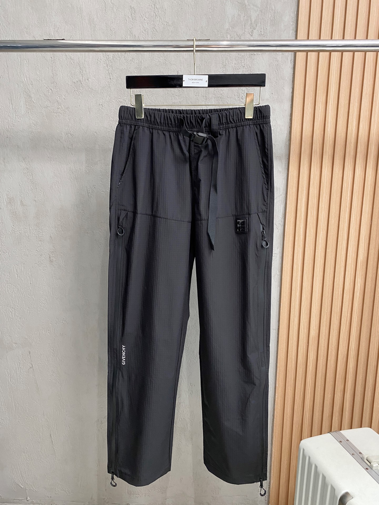 NO:162768,Givenchy 2025ss Spring and Summer New Styles New Men's Working Leisure Pants, Business Leisure Styles!  !  The fabric is important!  Baby's skin is smooth!  !  Customer supplies fixed fabrics, and you can find that they are very smooth fabrics, soft and skin-friendly. The upper body is crisp and stylish, and the surface has a warm and shiny feeling. It is high-end and textured. The upper body is very distinctive, with classic brand logo embellishment, elegant and natural style, moderate thickness, suitable for early spring wear, and the hardware and accessories are all in all quality!  A model that is very practical for business and casual wear. Size M-2XL, given, alexander wang19860909纪梵希2025ss春夏新款新款男士工装休闲裤、商务休闲款！！重在面料！婴儿肌肤般的柔滑！！客供定织料,入手便知极具柔滑面料,手感柔软亲肤,上身挺括有型,表面又有着温润的光泽感,高档而显质感,经典细节处理,上身很有特点,经典品牌标识点缀,优雅自然的版型,厚度适中,适合早春穿着,五金辅料全品相！商务休闲都很实穿的一款.尺码M-2XL,,givenchy,alexander wang,Men's clothing