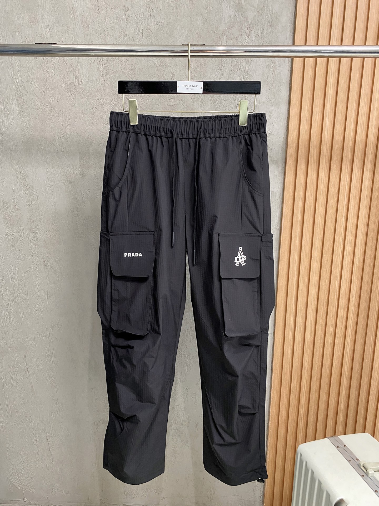 NO:162765,Prada 2025ss Spring and Summer New Styles New Styles Men's Working Leisure Pants, Business Leisure Styles!  !  The fabric is important!  Baby's skin is smooth!  !  Customer supplies fixed fabrics, and you can find that they are very smooth fabrics, soft and skin-friendly. The upper body is crisp and stylish, and the surface has a warm and shiny feeling. It is high-end and textured. The upper body is very distinctive, with classic brand logo embellishment, elegant and natural style, moderate thickness, suitable for early spring wear, and the hardware and accessories are all in all quality!  A model that is very practical for business and casual wear. Size M-2XL, prada, alexander wang19860909普拉达2025ss春夏新款新款男士工装休闲裤、商务休闲款！！重在面料！婴儿肌肤般的柔滑！！客供定织料,入手便知极具柔滑面料,手感柔软亲肤,上身挺括有型,表面又有着温润的光泽感,高档而显质感,经典细节处理,上身很有特点,经典品牌标识点缀,优雅自然的版型,厚度适中,适合早春穿着,五金辅料全品相！商务休闲都很实穿的一款.尺码M-2XL,,prada,alexander wang,Men's clothing