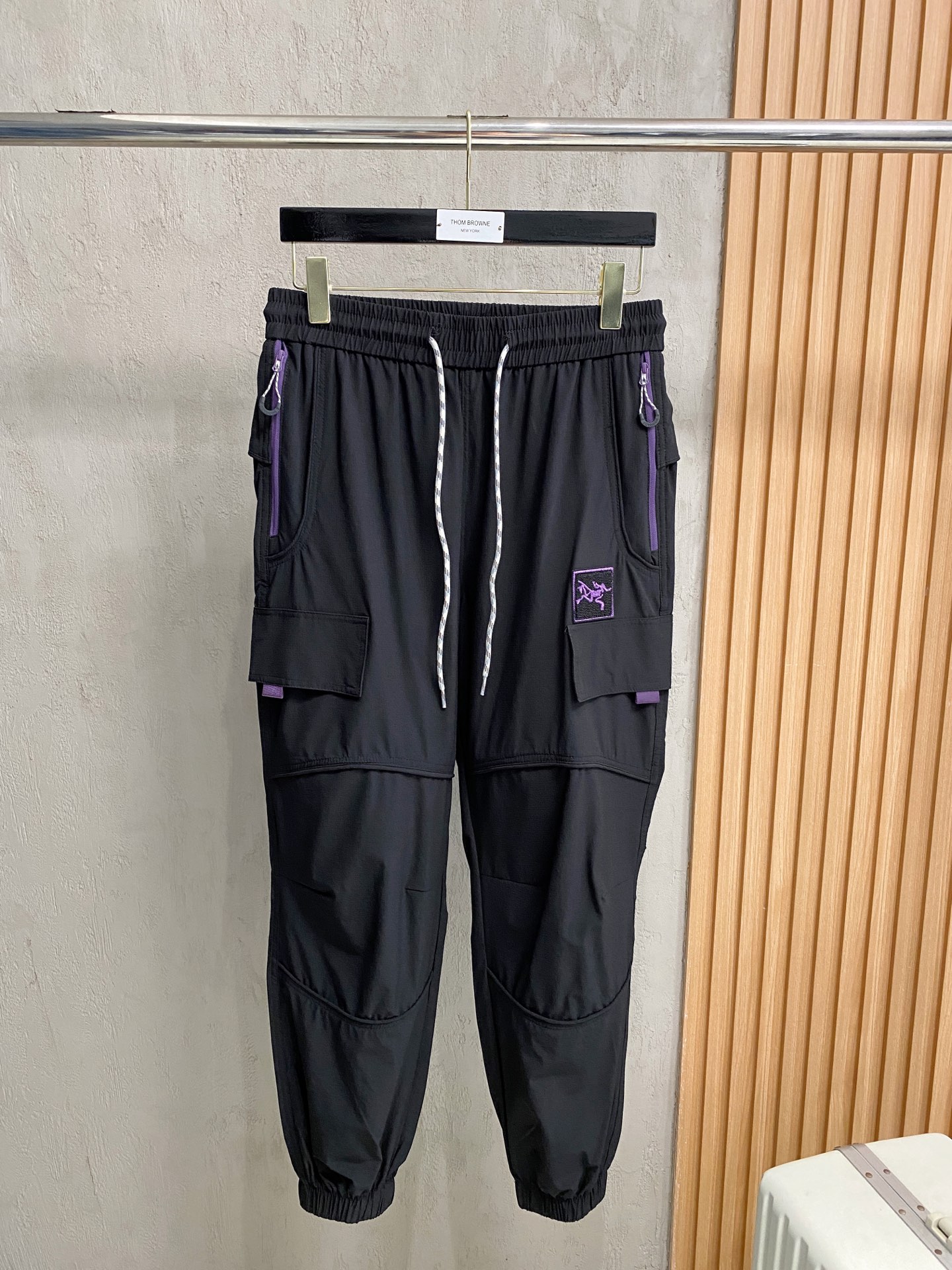 NO:162753,Archaeopteryx 2025ss Spring and Summer New Styles New Styles Men's Working Leisure Pants, Business Leisure Styles!  !  The fabric is important!  Baby's skin is smooth!  !  Customer supplies fixed fabrics, and you can find that they are very smooth fabrics, soft and skin-friendly. The upper body is crisp and stylish, and the surface has a warm and shiny feeling. It is high-end and textured. The upper body is very distinctive, with classic brand logo embellishment, elegant and natural style, moderate thickness, suitable for early spring wear, and the hardware and accessories are all in all quality!  A model that is very practical for business and casual wear. Size M-2XL, arc'teryx, alexander wang19860909始祖鸟2025ss春夏新款新款男士工装休闲裤、商务休闲款！！重在面料！婴儿肌肤般的柔滑！！客供定织料,入手便知极具柔滑面料,手感柔软亲肤,上身挺括有型,表面又有着温润的光泽感,高档而显质感,经典细节处理,上身很有特点,经典品牌标识点缀,优雅自然的版型,厚度适中,适合早春穿着,五金辅料全品相！商务休闲都很实穿的一款.尺码M-2XL,arc'teryx,alexander wang,Men's clothing