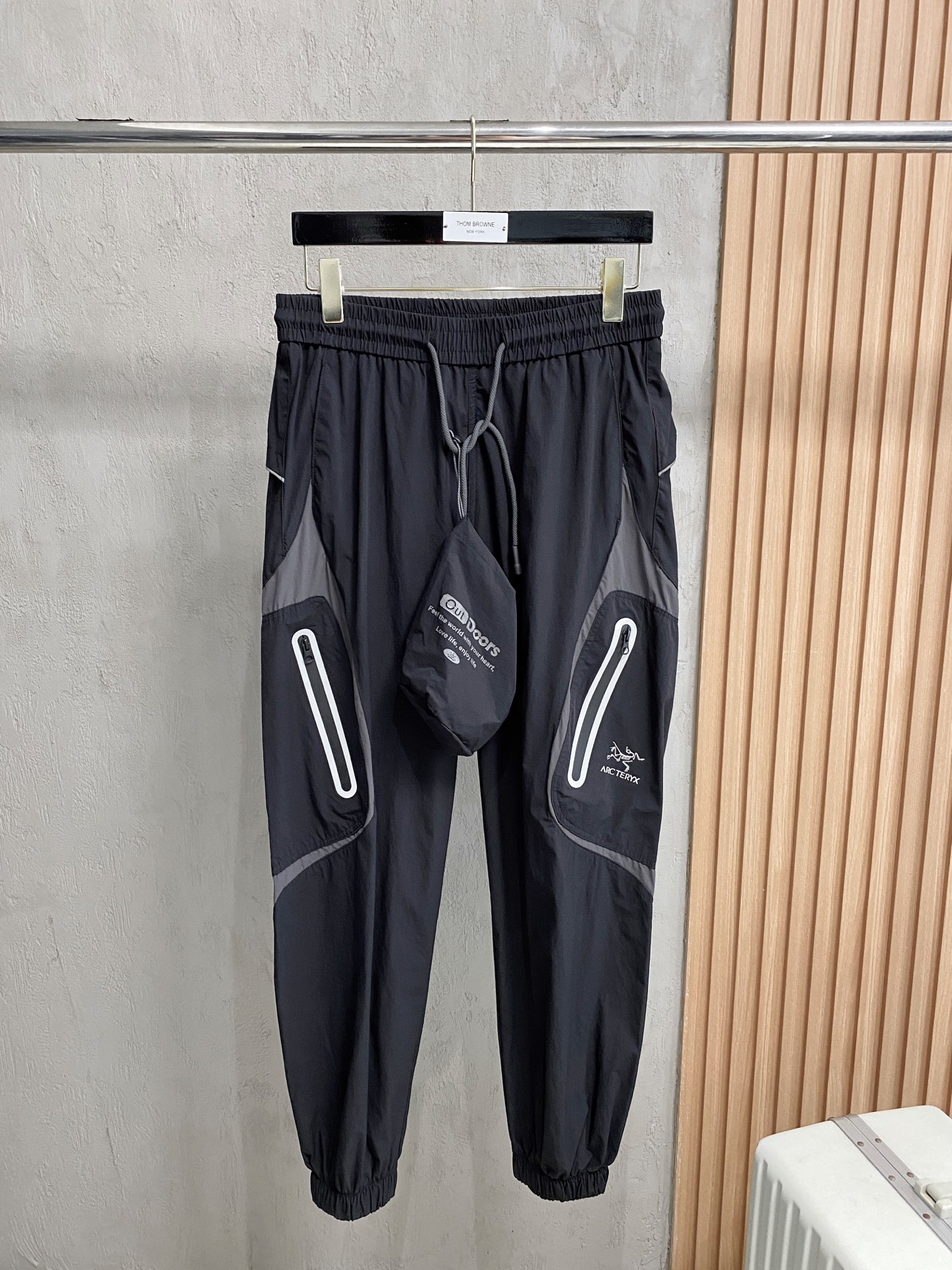 NO:162762,Archaeopteryx 2025ss Spring and Summer New Styles New Styles Men's Working Leisure Pants, Business Leisure Styles!  !  The fabric is important!  Baby's skin is smooth!  !  Customer supplies fixed fabrics, and you can find that they are very smooth fabrics, soft and skin-friendly. The upper body is crisp and stylish, and the surface has a warm and shiny feeling. It is high-end and textured. The upper body is very distinctive, with classic brand logo embellishment, elegant and natural style, moderate thickness, suitable for early spring wear, and the hardware and accessories are all in all quality!  A model that is very practical for business and casual wear. Size M-2XL, arc'teryx, alexander wang19860909始祖鸟2025ss春夏新款新款男士工装休闲裤、商务休闲款！！重在面料！婴儿肌肤般的柔滑！！客供定织料,入手便知极具柔滑面料,手感柔软亲肤,上身挺括有型,表面又有着温润的光泽感,高档而显质感,经典细节处理,上身很有特点,经典品牌标识点缀,优雅自然的版型,厚度适中,适合早春穿着,五金辅料全品相！商务休闲都很实穿的一款.尺码M-2XL,arc'teryx,alexander wang,Men's clothing