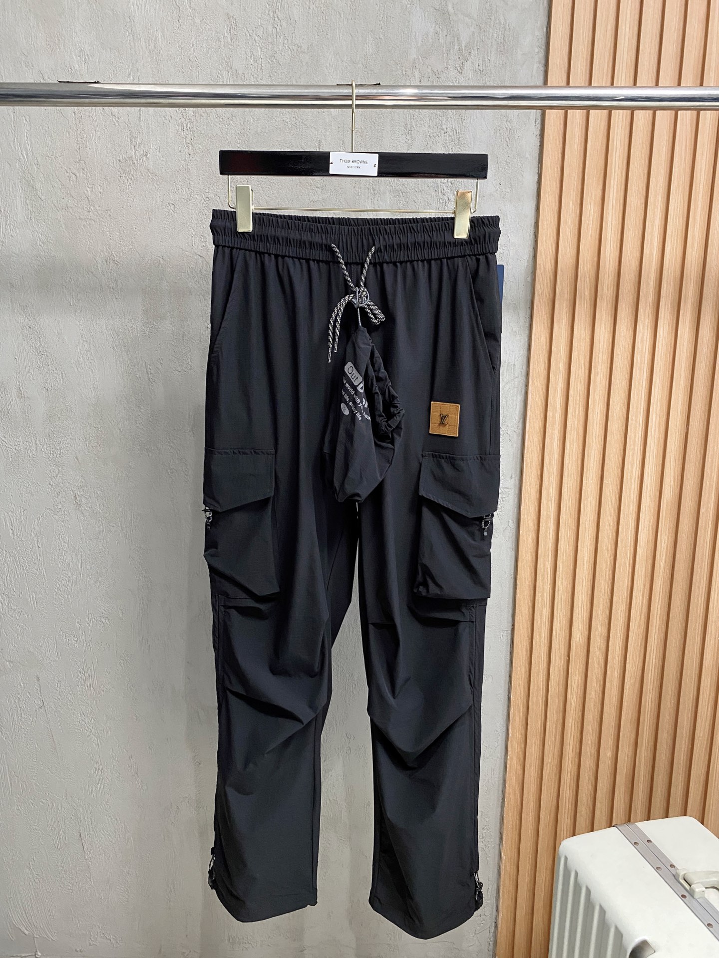 NO:162759,LV2025ss Spring and Summer New Style New Men's Working Leisure Pants, Business Leisure Style!  !  The fabric is important!  Baby's skin is smooth!  !  Customer supplies fixed fabrics, and you can find that they are very smooth fabrics, soft and skin-friendly. The upper body is crisp and stylish, and the surface has a warm and shiny feeling. It is high-end and textured. The upper body is very distinctive, with classic brand logo embellishment, elegant and natural style, moderate thickness, suitable for early spring wear, and the hardware and accessories are all in all quality!  A model that is very practical for business and casual wear. Size M-2XL, louis vuitton, alexander wang19860909LV2025ss春夏新款新款男士工装休闲裤、商务休闲款！！重在面料！婴儿肌肤般的柔滑！！客供定织料,入手便知极具柔滑面料,手感柔软亲肤,上身挺括有型,表面又有着温润的光泽感,高档而显质感,经典细节处理,上身很有特点,经典品牌标识点缀,优雅自然的版型,厚度适中,适合早春穿着,五金辅料全品相！商务休闲都很实穿的一款.尺码M-2XL,,louis vuitton,alexander wang,Men's clothing