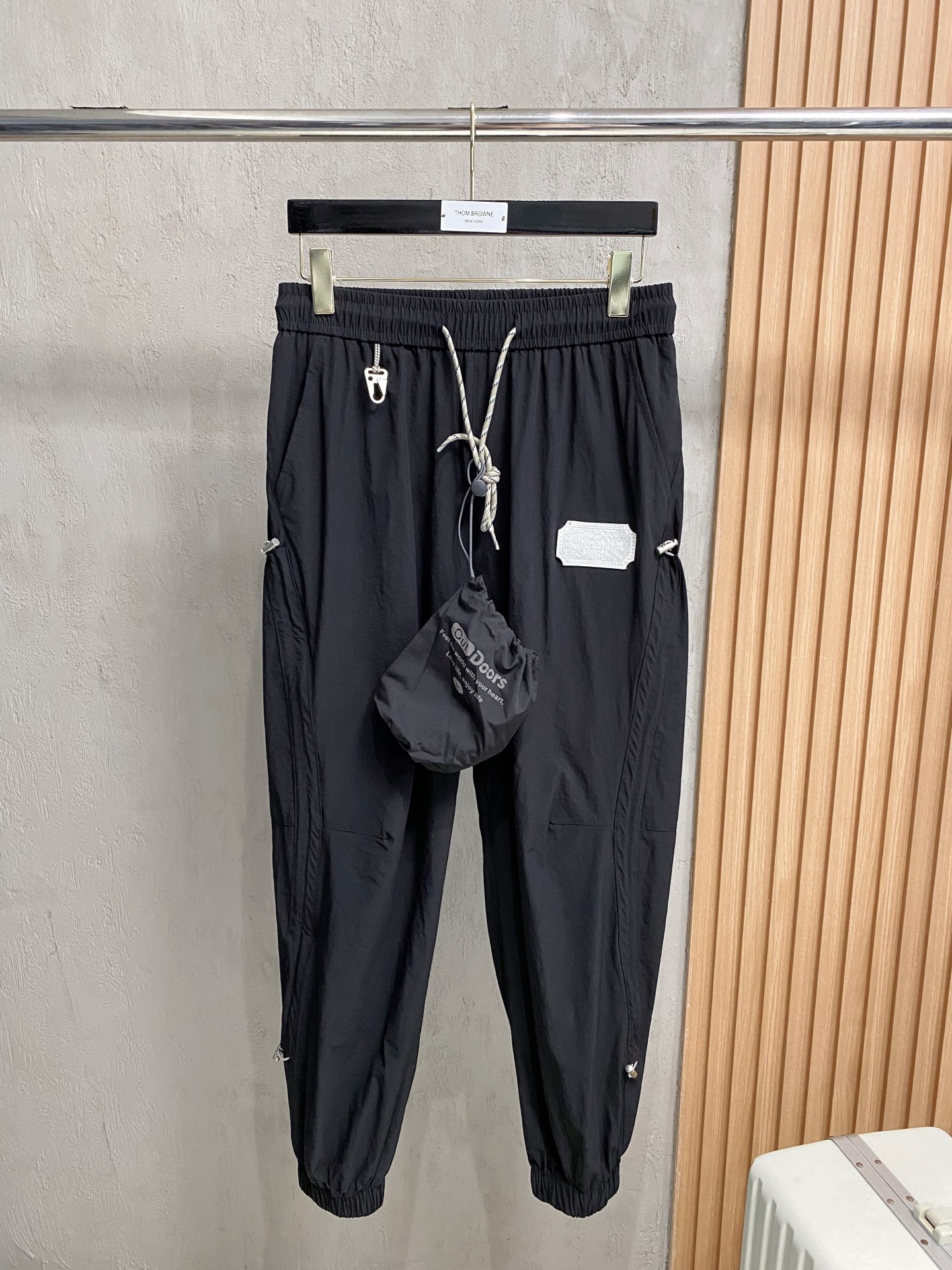 NO:162756,Dior 2025ss Spring and Summer New Styles New Men's Working Leisure Pants, Business Leisure Styles!  !  The fabric is important!  Baby's skin is smooth!  !  Customer supplies fixed fabrics, and you can find that they are very smooth fabrics, soft and skin-friendly. The upper body is crisp and stylish, and the surface has a warm and shiny feeling. It is high-end and textured. The upper body is very distinctive, with classic brand logo embellishment, elegant and natural style, moderate thickness, suitable for early spring wear, and the hardware and accessories are all in all quality!  A model that is very practical for both business and casual wear. Size M-2XL, dior, alexander wang19860909迪奥2025ss春夏新款新款男士工装休闲裤、商务休闲款！！重在面料！婴儿肌肤般的柔滑！！客供定织料,入手便知极具柔滑面料,手感柔软亲肤,上身挺括有型,表面又有着温润的光泽感,高档而显质感,经典细节处理,上身很有特点,经典品牌标识点缀,优雅自然的版型,厚度适中,适合早春穿着,五金辅料全品相！商务休闲都很实穿的一款.尺码M-2XL,,dior,alexander wang,Men's clothing