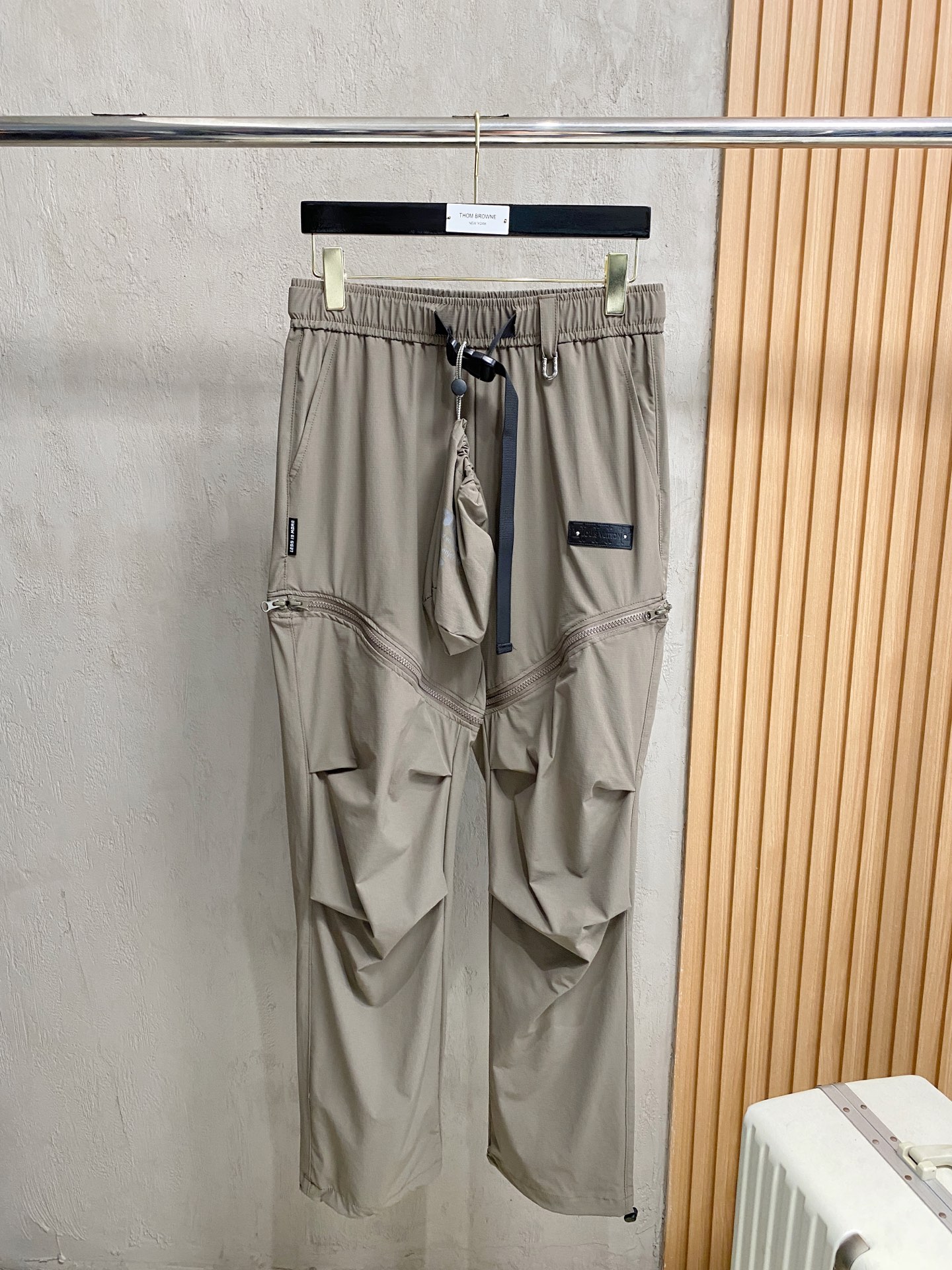 NO:162767,LV2025ss Spring and Summer New Style New Men's Working Leisure Pants, Business Leisure Style!  !  The fabric is important!  Baby's skin is smooth!  !  Customer supplies fixed fabrics, and you can find that they are very smooth fabrics, soft and skin-friendly. The upper body is crisp and stylish, and the surface has a warm and shiny feeling. It is high-end and textured. The upper body is very distinctive, with classic brand logo embellishment, elegant and natural style, moderate thickness, suitable for early spring wear, and the hardware and accessories are all in all quality!  A model that is very practical for business and casual wear. Size M-2XL, louis vuitton, alexander wang19860909LV2025ss春夏新款新款男士工装休闲裤、商务休闲款！！重在面料！婴儿肌肤般的柔滑！！客供定织料,入手便知极具柔滑面料,手感柔软亲肤,上身挺括有型,表面又有着温润的光泽感,高档而显质感,经典细节处理,上身很有特点,经典品牌标识点缀,优雅自然的版型,厚度适中,适合早春穿着,五金辅料全品相！商务休闲都很实穿的一款.尺码M-2XL,,louis vuitton,alexander wang,Men's clothing