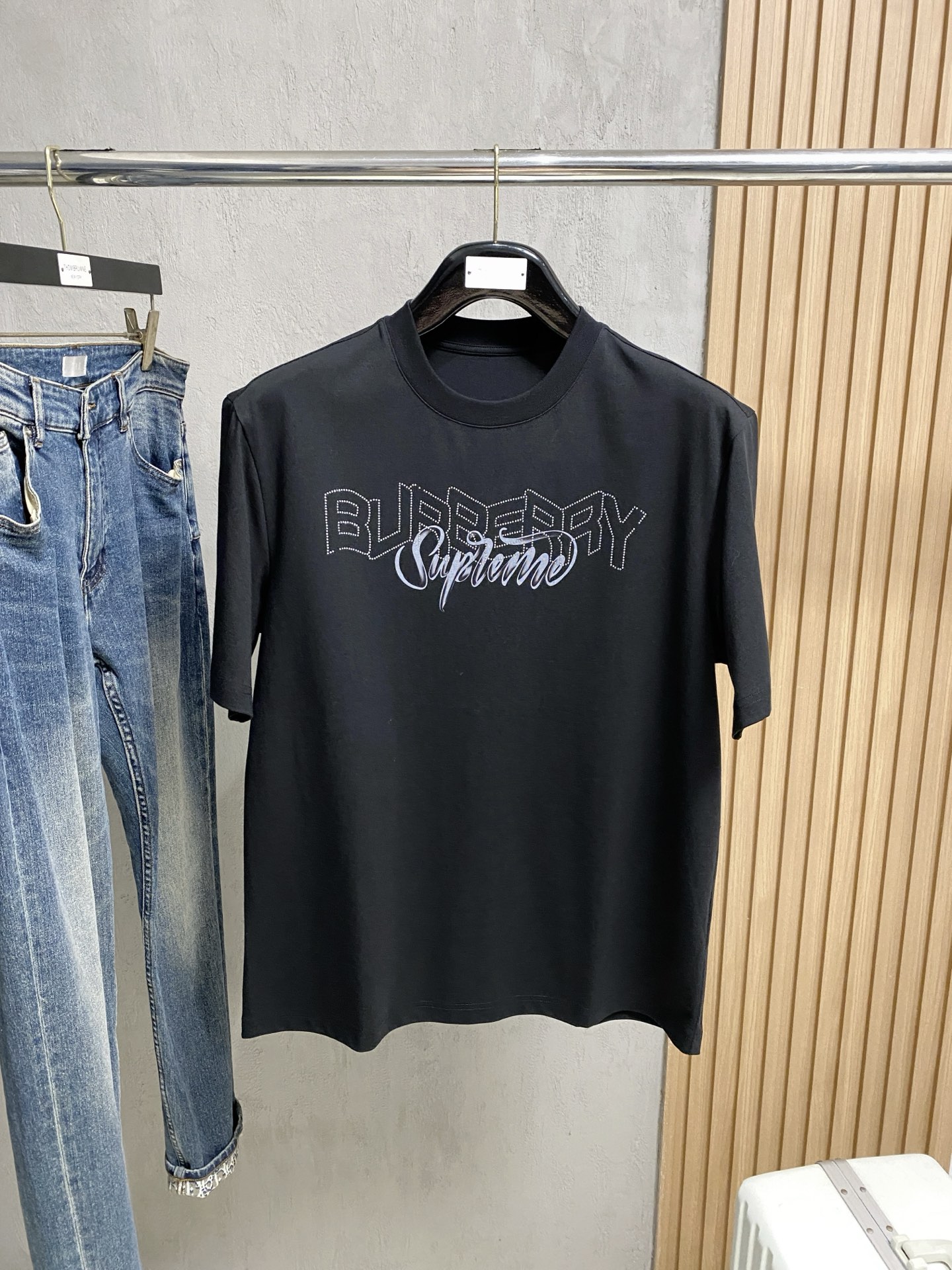 NO:831902,Burberry, 2026 spring and summer new product launch new short-sleeved T-shirt. It is made of imported European cotton fabric, which is gentle, soft, delicate and soft. The upper body is naturally comfortable and cool, and the printed logo pattern is contrasting and fashionable. The color is very clear, which highlights the overall shape and slim fit. The overall craftsmanship is really impeccable!  48-56,,burberry,T-shirt,tees,t-shirt,19860909巴宝莉、2026春夏新品发售新品短袖T恤.采用进口欧棉面料,温儒柔软 细腻柔软 上身自然是舒适 凉爽,印花logo图案撞色时尚立体.颜色十分清晰,非常的凸显整体的造型感以及修身上身感 整体的工艺车线真的是无可挑剔！48-56,,burberry,T-shirt,tees，t-shirt,,Men's clothing