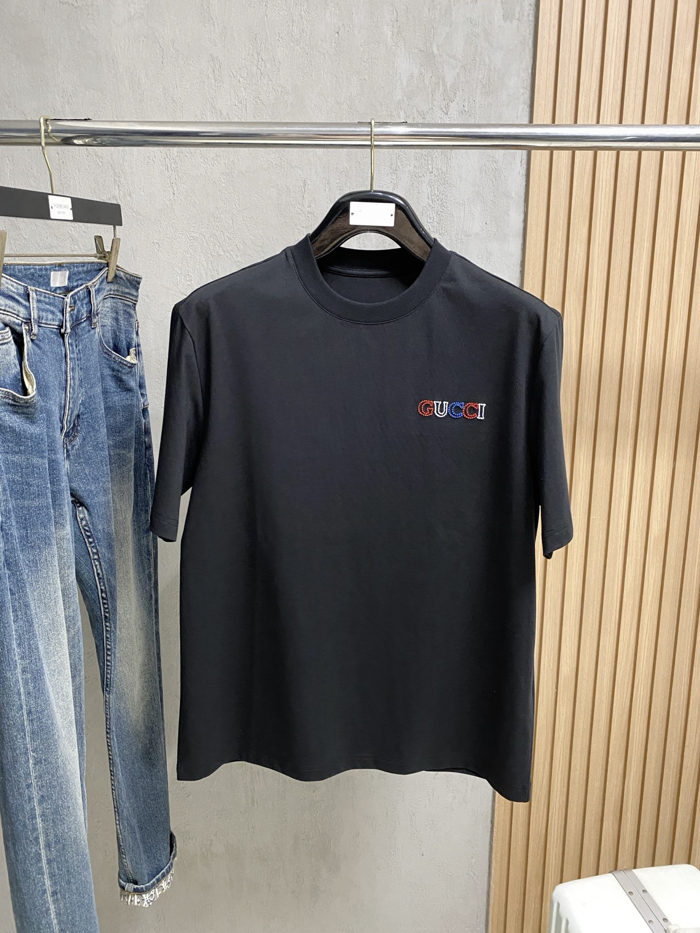 NO:831897,Gucci, 2026 spring and summer new products are on sale. New short-sleeved T-shirts. Made of imported European cotton fabric, which is gentle, soft, delicate and soft. The upper body is naturally comfortable and cool. The printed logo pattern is contrasting and fashionable. The color is very clear, which highlights the overall shape and slim fit. The overall craftsmanship is really impeccable!  48-56,,T-shirt,tees,t-shirt,19860909古奇、2026春夏新品发售新品短袖T恤.采用进口欧棉面料,温儒柔软 细腻柔软 上身自然是舒适 凉爽,印花logo图案撞色时尚立体.颜色十分清晰,非常的凸显整体的造型感以及修身上身感 整体的工艺车线真的是无可挑剔！48-56,,T-shirt,tees，t-shirt,,Men's clothing