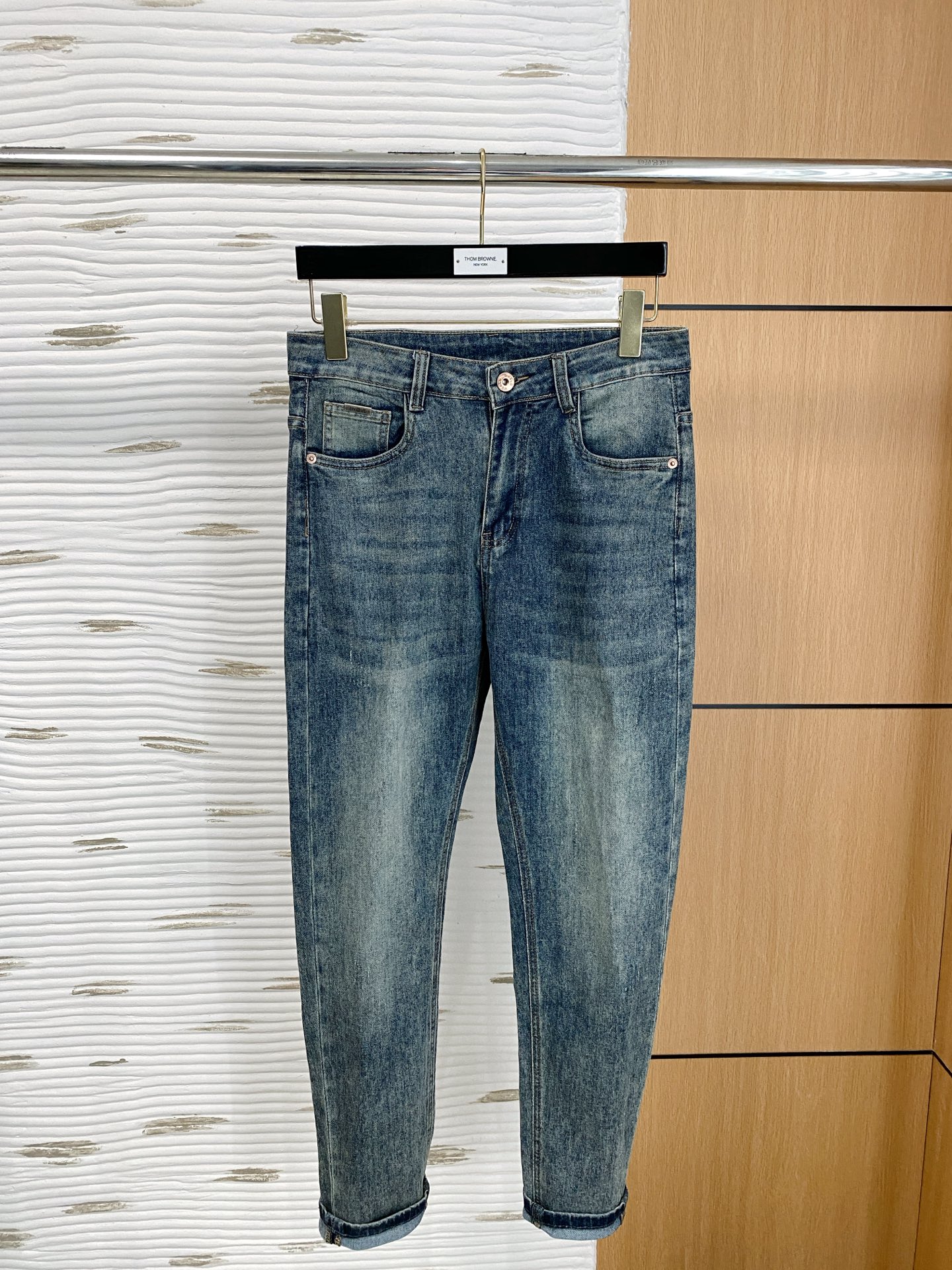 NO:504864,Luo Yiwei [New Product] is available for high-end exclusive sale. The 25SS four-season super-burning and explosive series of the most jeans. Exclusively launched. Original custom high-end quality fabric. Customized hardware style slim-fitting tailoring. The fabric has elasticity. The micro-elastic upper body is super comfortable. A must-have item!  Counter size 29-38 (no 35 no 37), loewe, jeans, alexander wang19860909罗意威【新品】高端独家发售 25SS四季款超燃炸街系列之最牛仔裤 独家隆重推出 原版定制高端品质面料 定制五金版型修身剪裁 面料带弹力 微弹上身舒适度超高 必爆单品！专柜尺码29-38（无35无37）,,loewe,jeans,alexander wang,Men's clothing