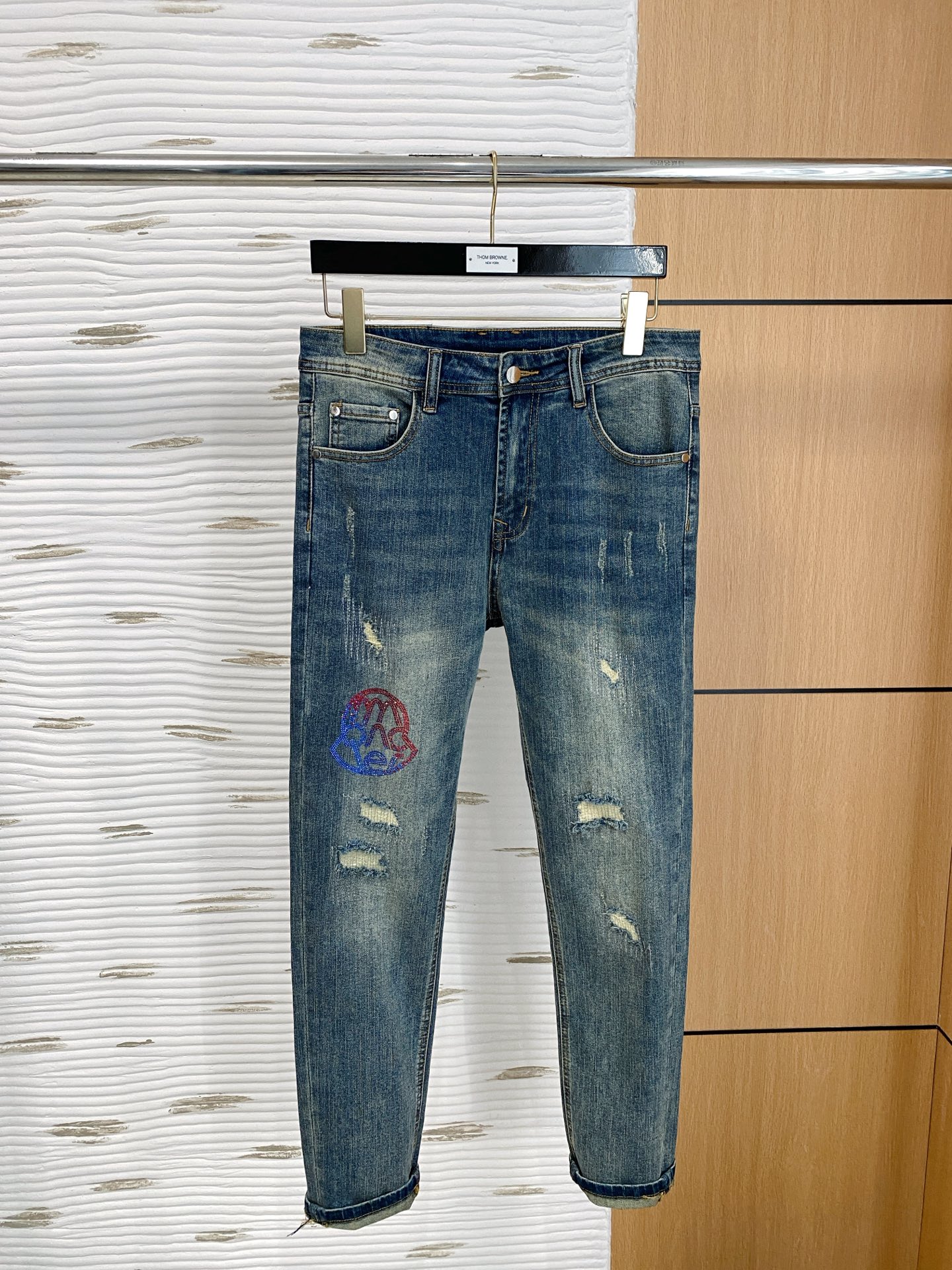 NO:504869,The 25SS four-season super-burning street-explosion series is exclusively launched. Original custom high-end quality fabric, customized hardware style slim-fitting tailoring, fabric with elasticity, micro-elastic upper body comfort, a must-have item!  Counter size 29-38 (no 35 no 37), Moncler, jeans, alexander wang19860909蒙口【新品】高端独家发售 25SS四季款超燃炸街系列之最牛仔裤 独家隆重推出 原版定制高端品质面料 定制五金版型修身剪裁 面料带弹力 微弹上身舒适度超高 必爆单品！专柜尺码29-38（无35无37）,,Moncler,jeans,alexander wang,Men's clothing