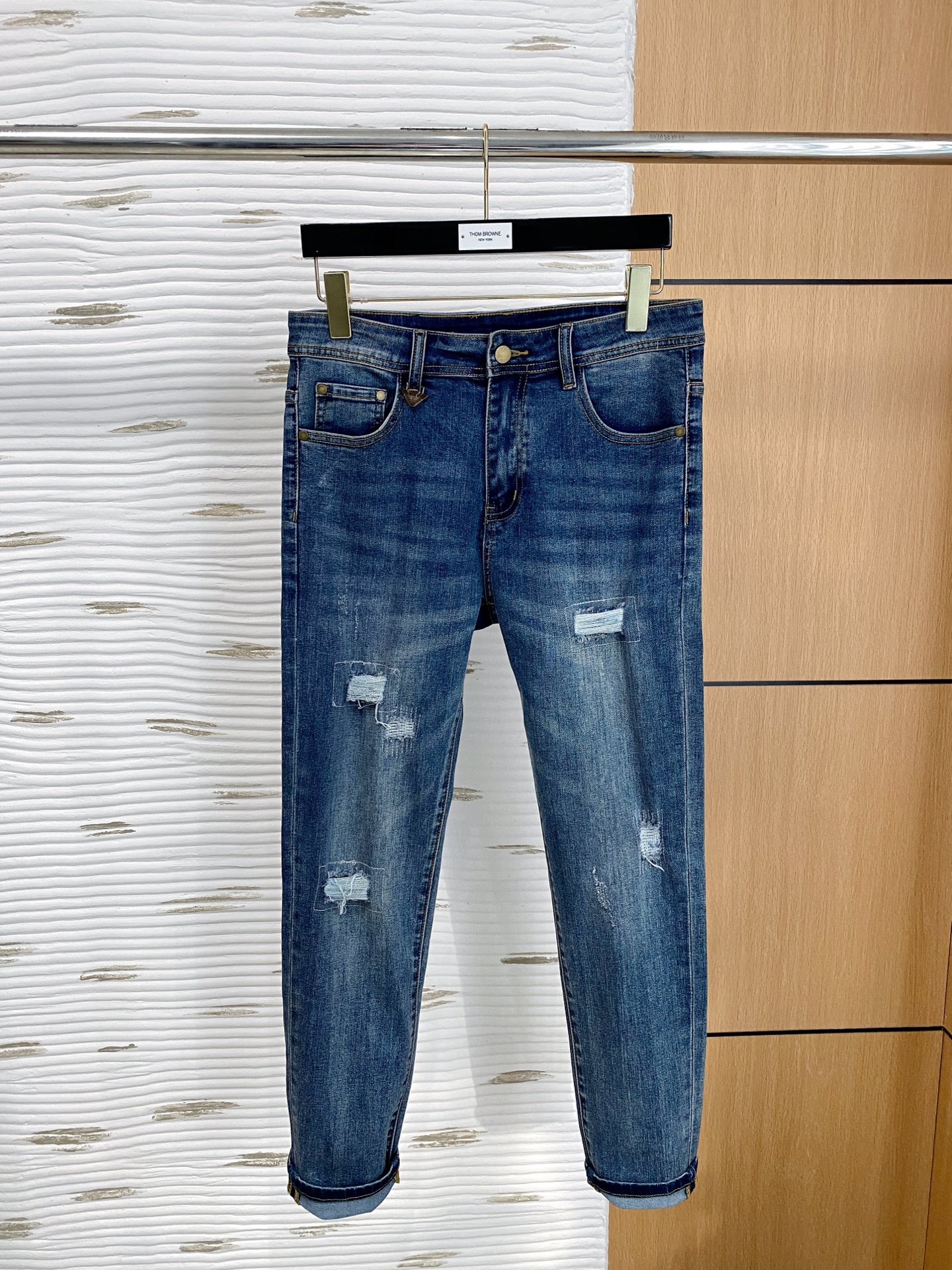 NO:504849,Armani [New Product] is available for high-end exclusive sale. The 25SS four-season super-burning street-explosion series is the most exclusive and grandly launched. Original custom high-end quality fabric, customized hardware style slim tailoring, fabric with elasticity, micro-elastic upper body comfort, a must-have item!  Counter size 29-38 (no 35 no 37), Armani, jeans, alexander wang19860909阿玛尼【新品】高端独家发售 25SS四季款超燃炸街系列之最牛仔裤 独家隆重推出 原版定制高端品质面料 定制五金版型修身剪裁 面料带弹力 微弹上身舒适度超高 必爆单品！专柜尺码29-38（无35无37）,,armani,jeans,alexander wang,Men's clothing