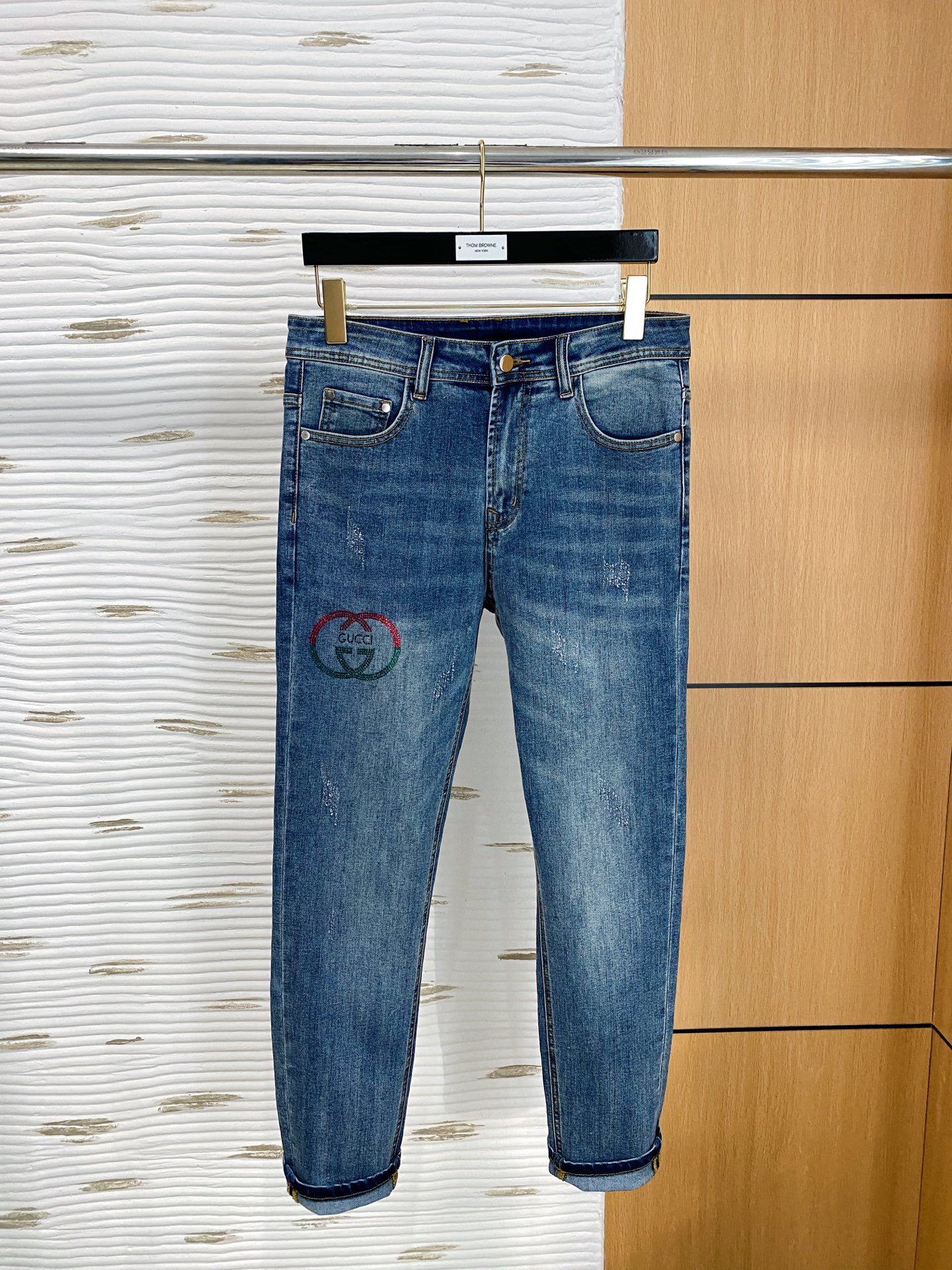 Gucci Jean Délavé Slim-Fit avec Logo Interlock, Collection Printemps-Été 2025
