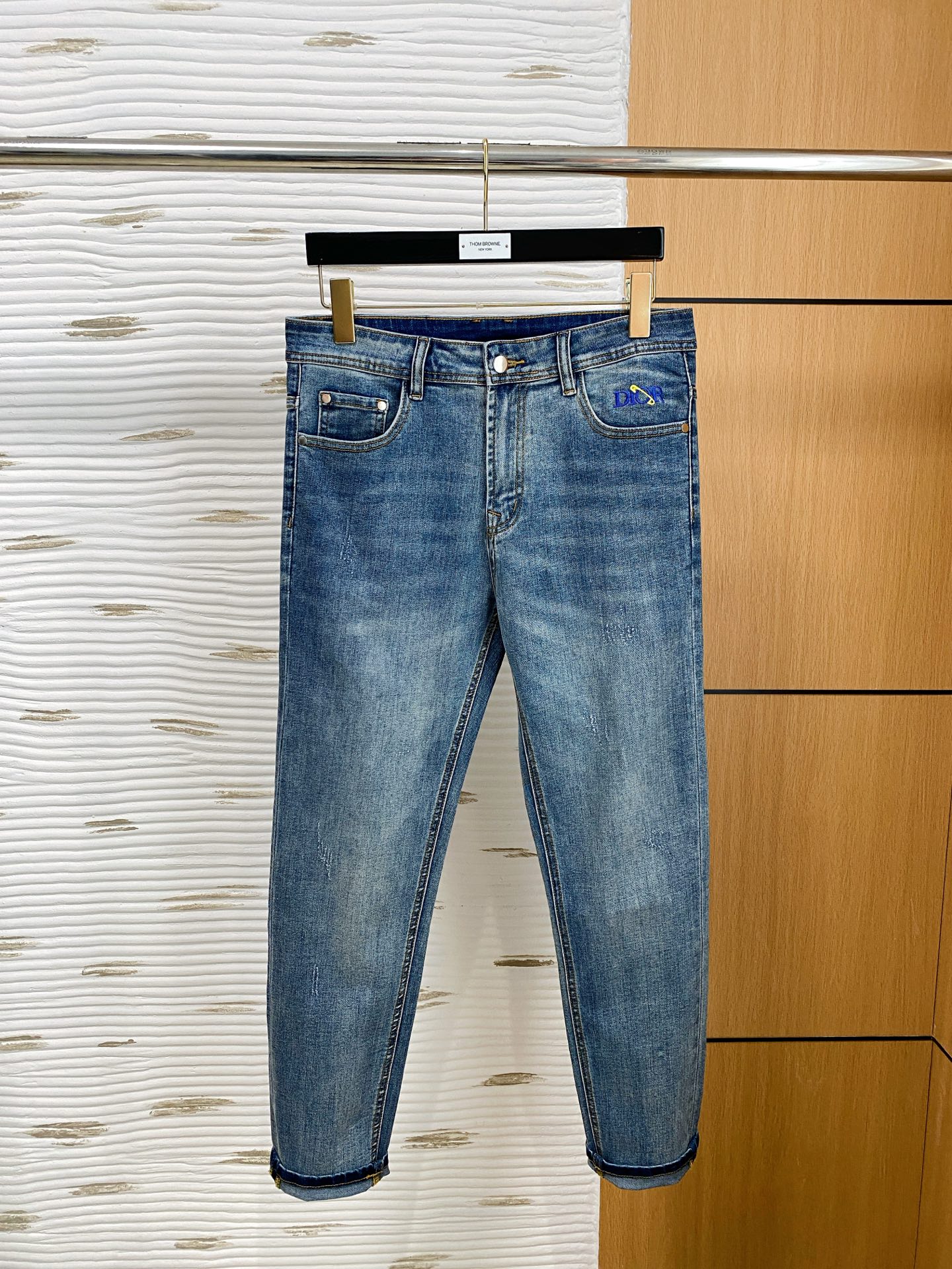 NO:504834,Dior [New Product] is available for high-end exclusive sale. The 25SS four-season super-burning street-explosion series is the most exclusive and grandly launched. Original custom high-end quality fabric, customized hardware style slim-fitting tailoring, fabric with elasticity, micro-elastic upper body comfort, a must-have item!  Counter size 29-38 (no 35 no 37), Dior, jeans, alexander wang19860909迪奥【新品】高端独家发售 25SS四季款超燃炸街系列之最牛仔裤 独家隆重推出 原版定制高端品质面料 定制五金版型修身剪裁 面料带弹力 微弹上身舒适度超高 必爆单品！专柜尺码29-38（无35无37）,,dior,jeans,alexander wang,Men's clothing