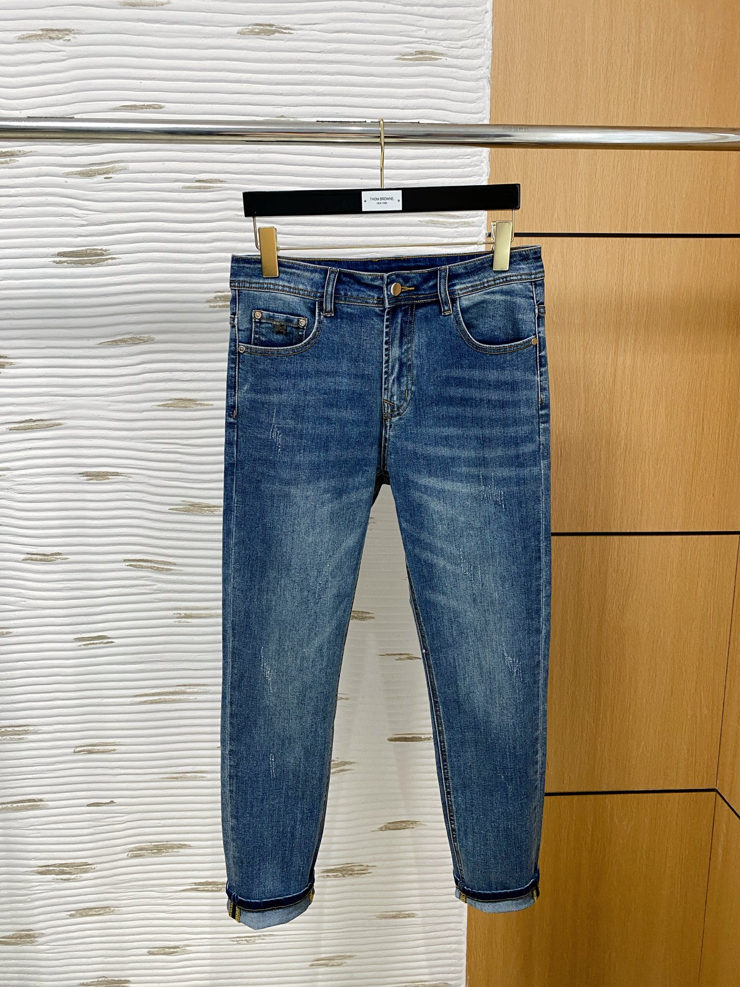 NO:504850,Archaeopteryx [New Product] is available for high-end exclusive sale. The 25SS four-season super-burning and explosive series of the most jeans. Exclusively launched. Original custom high-end quality fabric. Customized hardware style slim-fitting tailoring. The fabric has elasticity. The micro-elastic upper body is super comfortable. A must-have item!  Counter size 29-38 (no 35 no 37), arc'teryx, jeans, alexander wang19860909始祖鸟【新品】高端独家发售 25SS四季款超燃炸街系列之最牛仔裤 独家隆重推出 原版定制高端品质面料 定制五金版型修身剪裁 面料带弹力 微弹上身舒适度超高 必爆单品！专柜尺码29-38（无35无37）,arc'teryx,jeans,alexander wang,Men's clothing