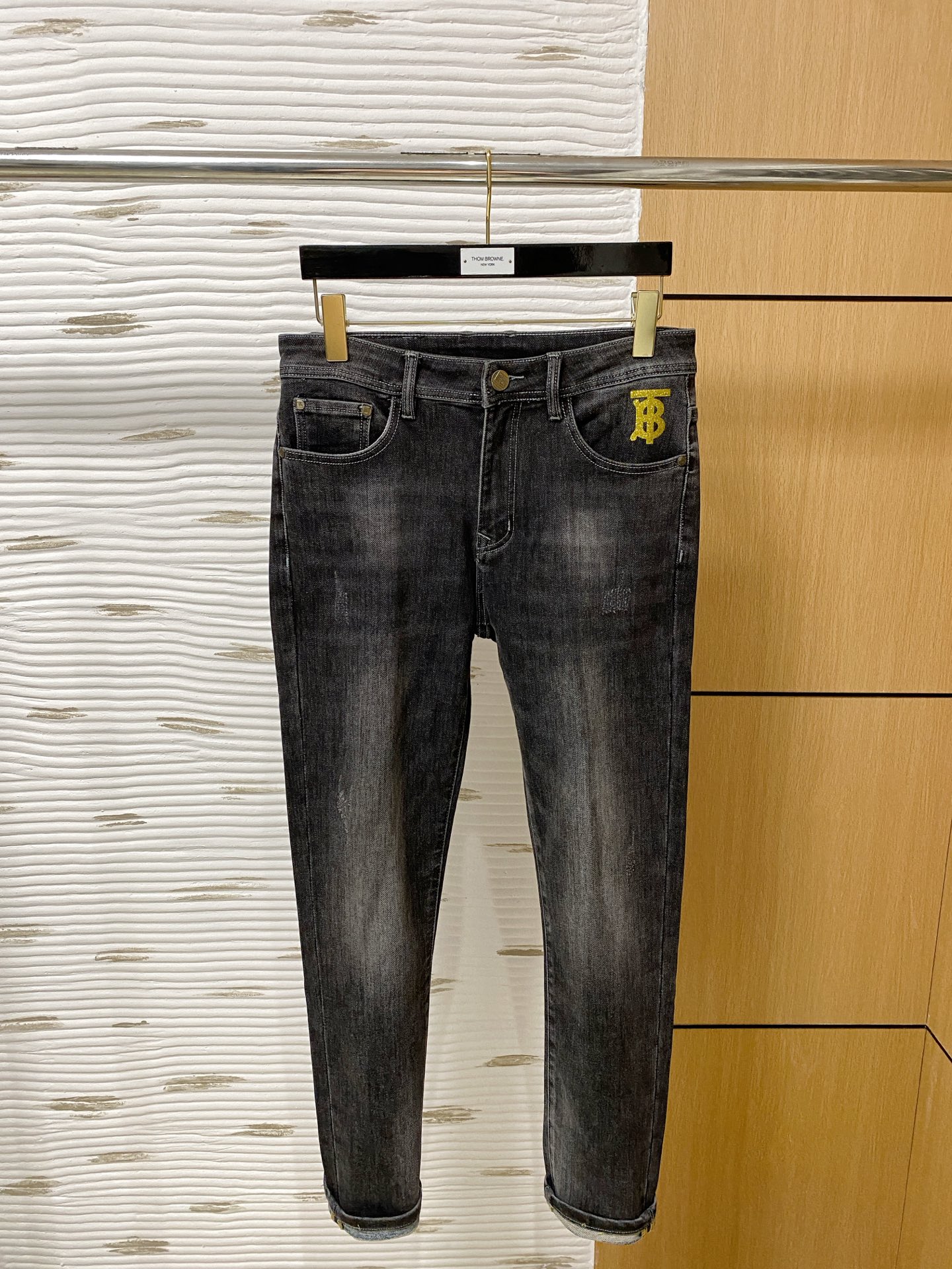 NO:504845,Burberry [New Product] is available for high-end exclusive sale. The 25SS four-season super-burning street-explosion series is the most exclusive and grandly launched. Original custom high-end quality fabric, customized hardware style slim-fitting tailoring, fabric with elasticity, micro-elastic upper body comfort, a must-have item!  Counter size 29-38 (no 35 no 37), Burberry, jeans, alexander wang19860909巴宝莉【新品】高端独家发售 25SS四季款超燃炸街系列之最牛仔裤 独家隆重推出 原版定制高端品质面料 定制五金版型修身剪裁 面料带弹力 微弹上身舒适度超高 必爆单品！专柜尺码29-38（无35无37）,,burberry,jeans,alexander wang,Men's clothing