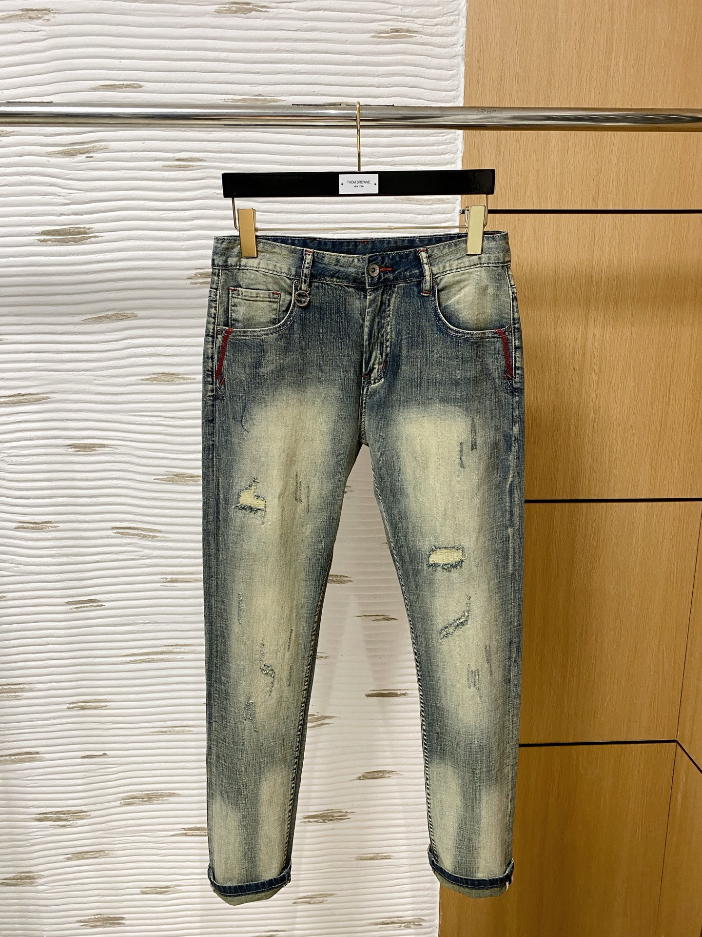 NO:504833,Fendi [New Product] is available for high-end exclusive sale. The 25SS four-season super-burning street-explosion series is the most exclusive and grandly launched. Original custom high-end quality fabric, customized hardware style slim-fitting tailoring, fabric with elasticity, micro-elastic upper body comfort, a must-have item!  Counter size 29-38 (no 35 no 37), fendi, jeans, alexander wang19860909芬迪【新品】高端独家发售 25SS四季款超燃炸街系列之最牛仔裤 独家隆重推出 原版定制高端品质面料 定制五金版型修身剪裁 面料带弹力 微弹上身舒适度超高 必爆单品！专柜尺码29-38（无35无37）,,fendi,jeans,alexander wang,Men's clothing