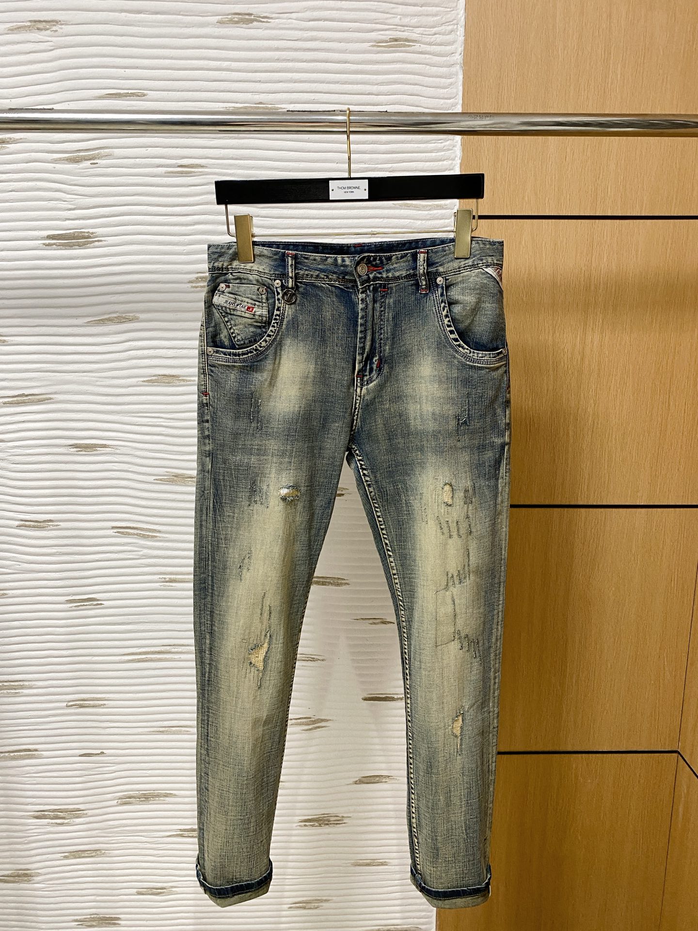 NO:504835,LV [New Product] is available for high-end exclusive sale. The 25SS four-season super-burning and explosive series of the most jeans. Exclusively launched. Original custom high-end quality fabric. Customized hardware style slim-fitting tailoring. The fabric has elasticity. The micro-elastic upper body is super comfortable. A must-have item!  Counter size 29-38 (no 35 no 37), louis vuitton, jeans, alexander wang19860909LV【新品】高端独家发售 25SS四季款超燃炸街系列之最牛仔裤 独家隆重推出 原版定制高端品质面料 定制五金版型修身剪裁 面料带弹力 微弹上身舒适度超高 必爆单品！专柜尺码29-38（无35无37）,,louis vuitton,jeans,alexander wang,Men's clothing