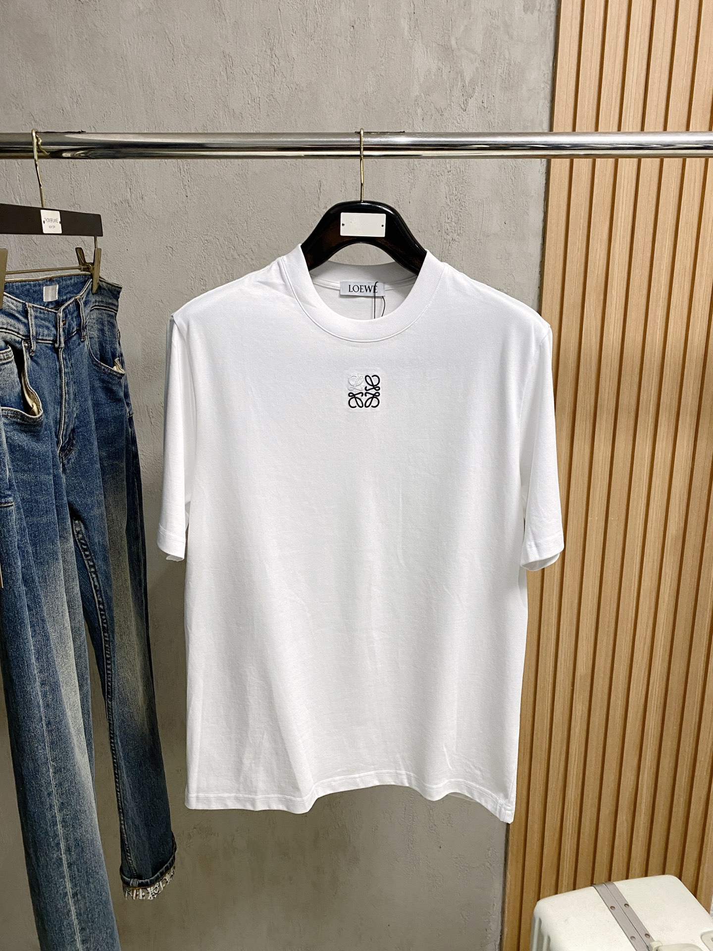 NO:831854,Loewe, 2026 spring and summer new product launch new short-sleeved T-shirt. It is made of imported European cotton fabric, which is gentle, soft, delicate and soft. The upper body is naturally comfortable and cool, and the printed logo pattern is contrasting and fashionable. The color is very clear, which highlights the overall shape and slim fit. The overall craftsmanship is really impeccable!  48-56,,loewe,T-shirt,tees,t-shirt,19860909罗意威、2026春夏新品发售新品短袖T恤.采用进口欧棉面料,温儒柔软 细腻柔软 上身自然是舒适 凉爽,印花logo图案撞色时尚立体.颜色十分清晰,非常的凸显整体的造型感以及修身上身感 整体的工艺车线真的是无可挑剔！48-56,,loewe,T-shirt,tees，t-shirt,,Men's clothing