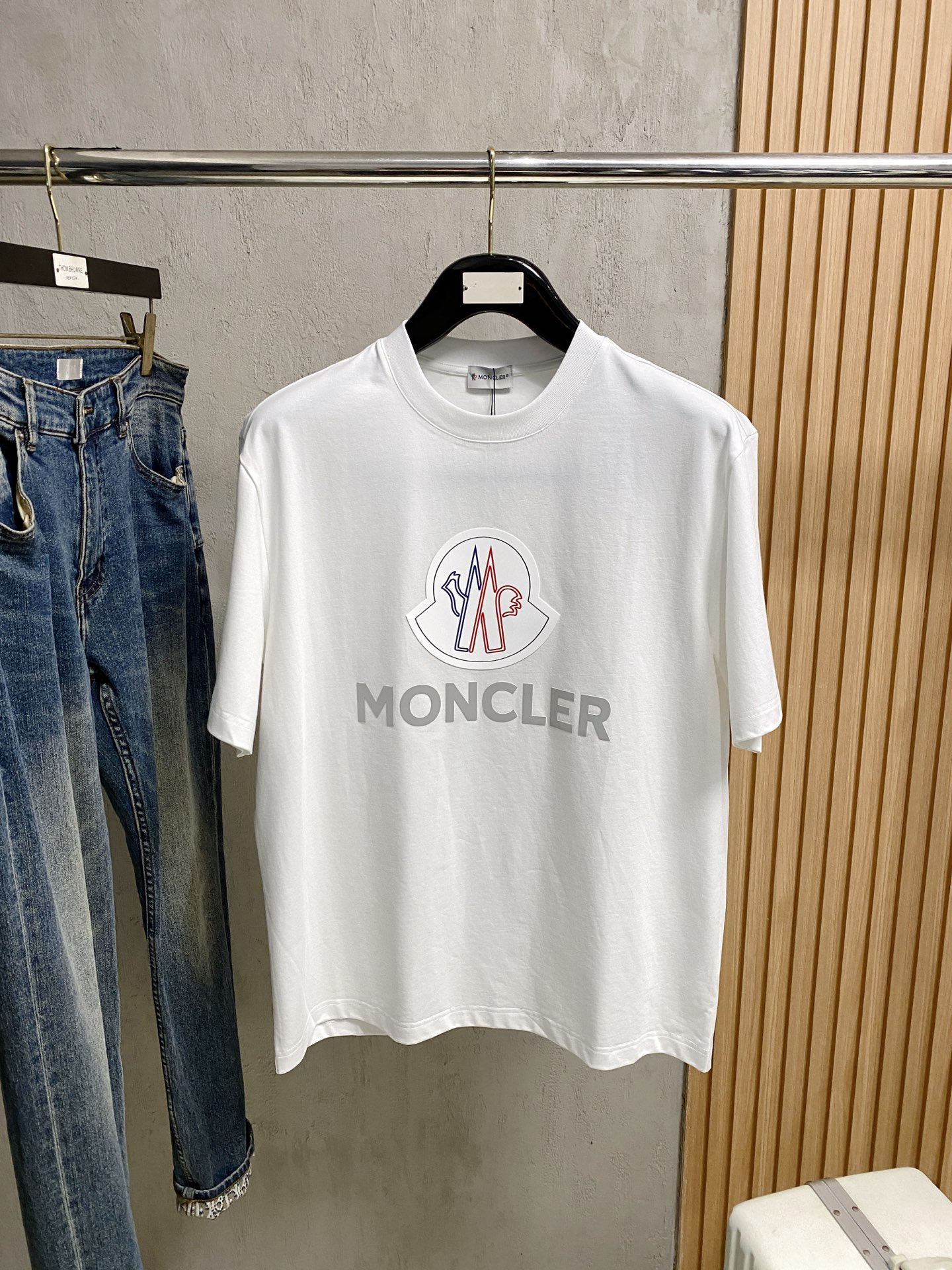 NO:831860,Covered mouth, new short-sleeved T-shirt for spring and summer 2026. It is made of imported European cotton fabric, which is gentle, soft, delicate and soft. The upper body is naturally comfortable and cool. The printed logo pattern is contrasting and fashionable. The color is very clear, which highlights the overall shape and slim fit. The overall craftsmanship is really impeccable!  48-56,,Moncler,T-shirt,tees,t-shirt,19860909蒙口、2026春夏新品发售新品短袖T恤.采用进口欧棉面料,温儒柔软 细腻柔软 上身自然是舒适 凉爽,印花logo图案撞色时尚立体.颜色十分清晰,非常的凸显整体的造型感以及修身上身感 整体的工艺车线真的是无可挑剔！48-56,,Moncler,T-shirt,tees，t-shirt,,Men's clothing