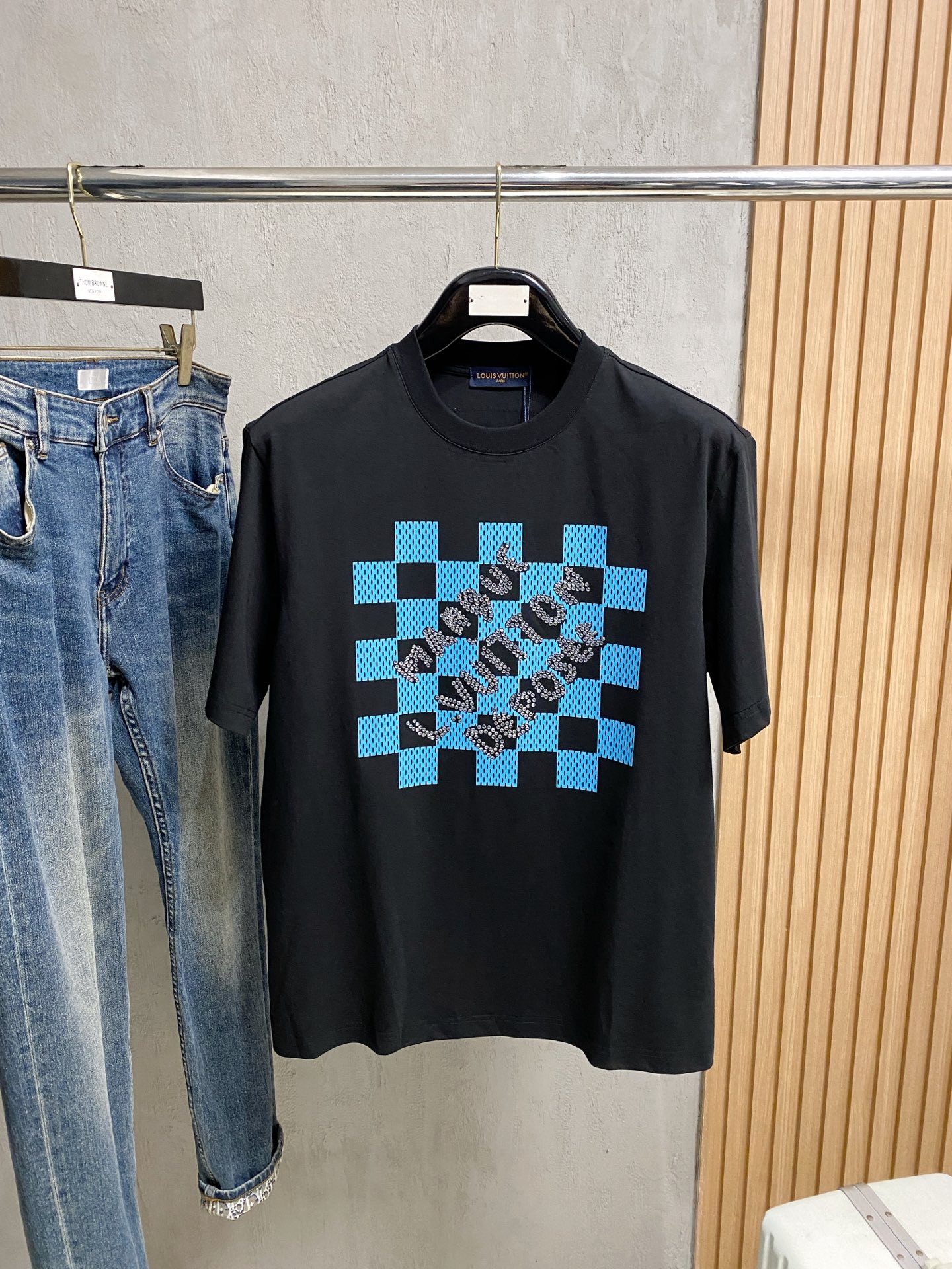 NO:831866,LV, 2026 spring and summer new products are on sale. New short-sleeved T-shirts. Made of imported European cotton fabric, which is gentle, soft, delicate and soft. The upper body is naturally comfortable and cool. The printed logo pattern is contrasting and fashionable. The color is very clear, which highlights the overall shape and slim fit. The overall craftsmanship is really impeccable!  48-56,,louis vuitton,T-shirt,tees,t-shirt,19860909LV、2026春夏新品发售新品短袖T恤.采用进口欧棉面料,温儒柔软 细腻柔软 上身自然是舒适 凉爽,印花logo图案撞色时尚立体.颜色十分清晰,非常的凸显整体的造型感以及修身上身感 整体的工艺车线真的是无可挑剔！48-56,,louis vuitton,T-shirt,tees，t-shirt,,Men's clothing