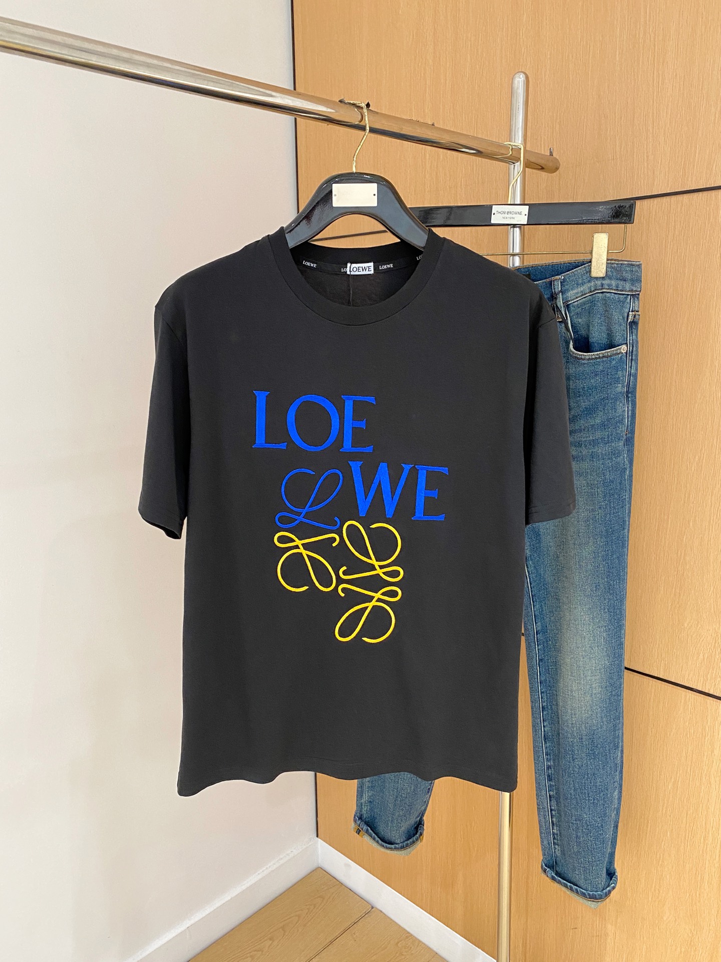 NO:454721,Luo Yiwei's new short-sleeved T-shirt in summer 2025, the personalized art series exclusively launched on the entire network. The versatile details are perfectly processed and pure cotton fabric is very exquisite. Original fabric. The same high-quality and comfortable hand feels very fashionable and personalized. A super versatile and beautiful style for men and women. The same color is black and white. The number of numbers M-3XL, loewe, T-shirt,tees, t-shirt,alexander wang19860909罗意威2025夏季新款短袖T恤,个性艺术系列全网独家首发 百搭款细节处理完美纯棉面料十分精致 原版面料 网红明星同款高版本 高品质手感非常舒服 时尚又个性 超级百搭好看的一款男女同款颜色黑、白 码数M-3XL,,loewe,T-shirt,tees，t-shirt,alexander wang,Men's clothing