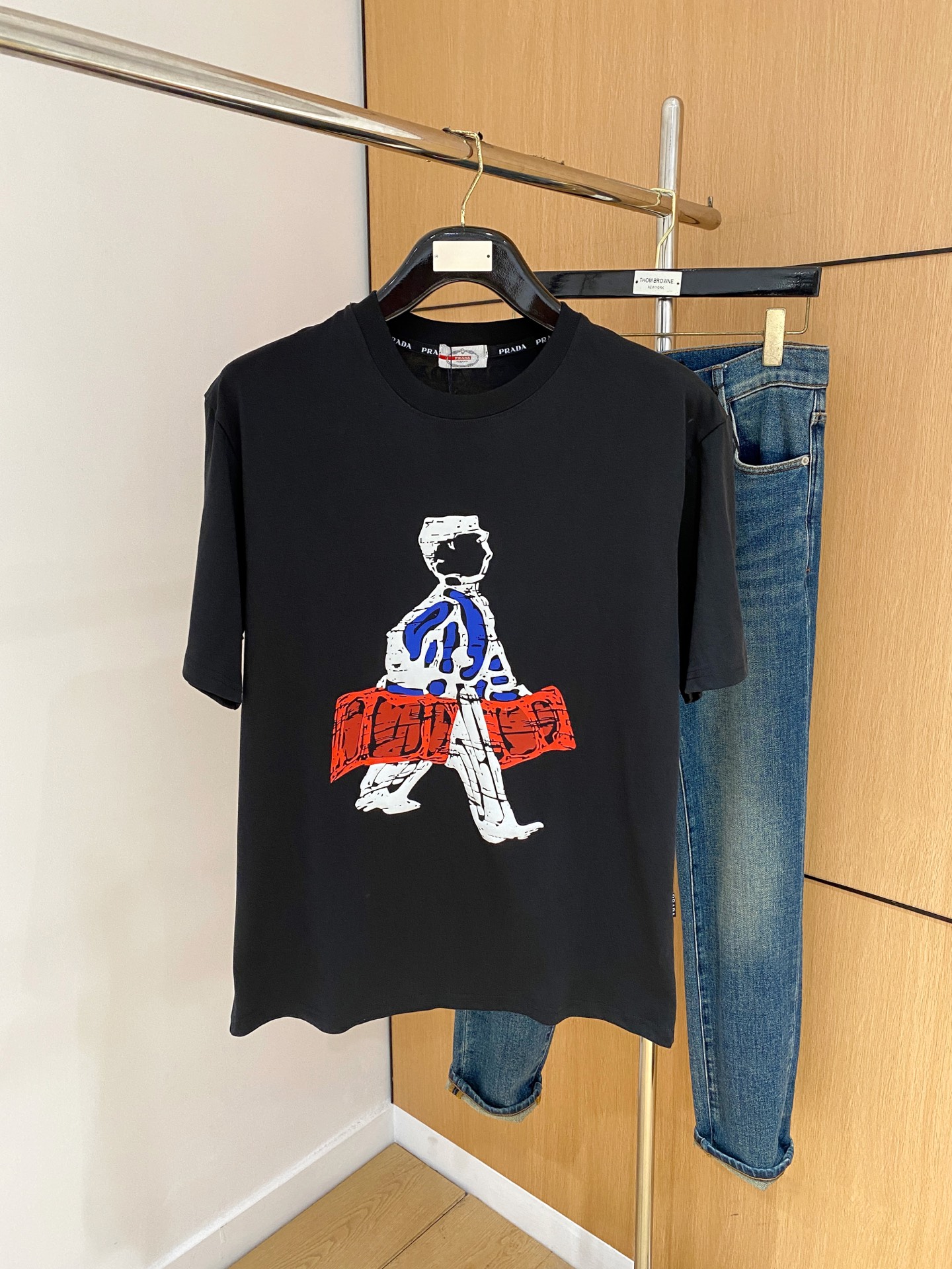 NO:454715,Prada's new short-sleeved T-shirt for summer 2025, the personalized art series exclusively launched on the entire network. The versatile details are perfectly processed and pure cotton fabric is very exquisite. Original fabric. The same high-quality and comfortable hand feels very fashionable and personalized. A super versatile and beautiful style for men and women. The same color is black and white. The number of numbers M-3XL, prada, T-shirt,tees, t-shirt,alexander wang19860909普拉达2025夏季新款短袖T恤,个性艺术系列全网独家首发 百搭款细节处理完美纯棉面料十分精致 原版面料 网红明星同款高版本 高品质手感非常舒服 时尚又个性 超级百搭好看的一款男女同款颜色黑、白 码数M-3XL,,prada,T-shirt,tees，t-shirt,alexander wang,Men's clothing