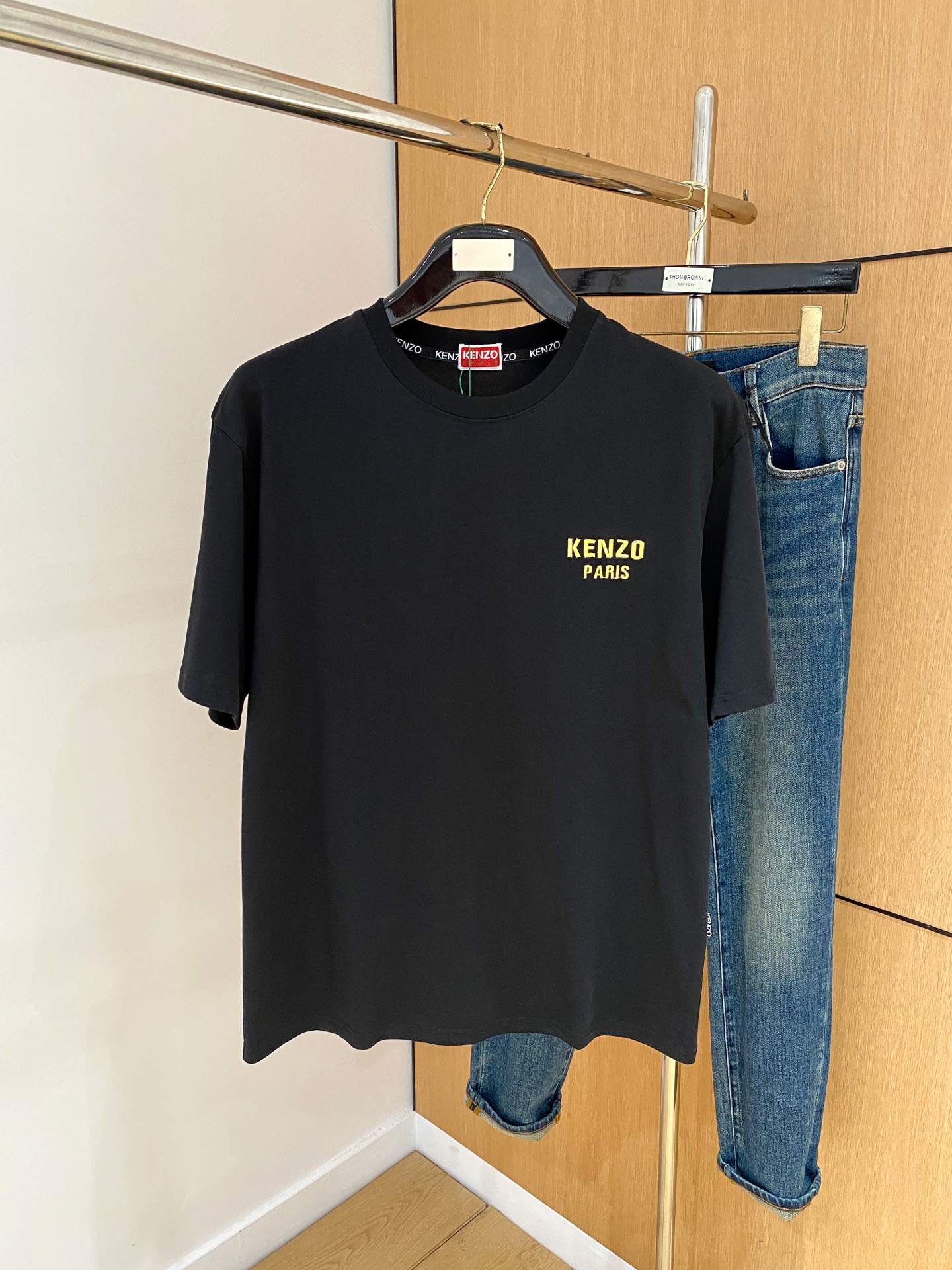 NO:454710,Kenzo2025 summer new short-sleeved T-shirt, the personalized art series exclusively released on the entire network. The versatile details are perfectly processed and pure cotton fabric is very exquisite. Original fabric. The same high-quality and comfortable hand feels very fashionable and personalized. A super versatile and beautiful style for men and women. The same color is black and white. The number of numbers M-3XL, T-shirt,tees, t-shirt,alexander wang19860909kenzo2025夏季新款短袖T恤,个性艺术系列全网独家首发 百搭款细节处理完美纯棉面料十分精致 原版面料 网红明星同款高版本 高品质手感非常舒服 时尚又个性 超级百搭好看的一款男女同款颜色黑、白 码数M-3XL,,T-shirt,tees，t-shirt,alexander wang,Men's clothing