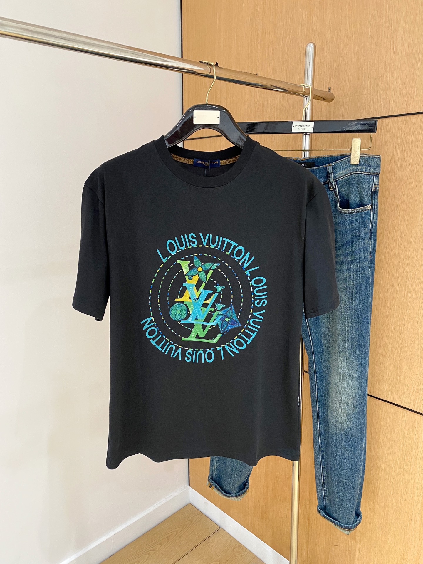 NO:454738,LV2025 summer new short-sleeved T-shirt, the personalized art series exclusively released on the entire network. The versatile details are perfectly processed and pure cotton fabric is very exquisite. Original fabric. The same high-quality and comfortable hand feels very fashionable and personalized. A super versatile and beautiful style for men and women. The same color is black and white. The number of numbers M-3XL, louis vuitton, T-shirt,tees, t-shirt,alexander wang19860909LV2025夏季新款短袖T恤,个性艺术系列全网独家首发 百搭款细节处理完美纯棉面料十分精致 原版面料 网红明星同款高版本 高品质手感非常舒服 时尚又个性 超级百搭好看的一款男女同款颜色黑、白 码数M-3XL,,louis vuitton,T-shirt,tees，t-shirt,alexander wang,Men's clothing