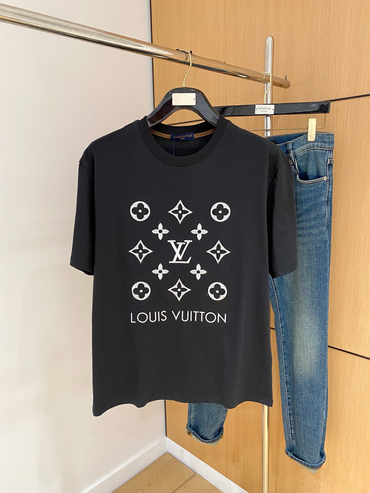 NO:515453,LV summer new short-sleeved T-shirt, personalized art series exclusively released on the entire network. The versatile details are perfectly processed and pure cotton fabric is very exquisite. Original fabric. The same high-quality and comfortable hand feels very fashionable and personalized. A super versatile and beautiful style for men and women. The same color is black and white. The number of numbers M-3XL, louis vuitton, T-shirt,tees, t-shirt,alexander wang19860909LV夏季新款短袖T恤,个性艺术系列全网独家首发 百搭款细节处理完美纯棉面料十分精致 原版面料 网红明星同款高版本 高品质手感非常舒服 时尚又个性 超级百搭好看的一款男女同款颜色黑、白 码数M-3XL,,louis vuitton,T-shirt,tees，t-shirt,alexander wang,Men's clothing