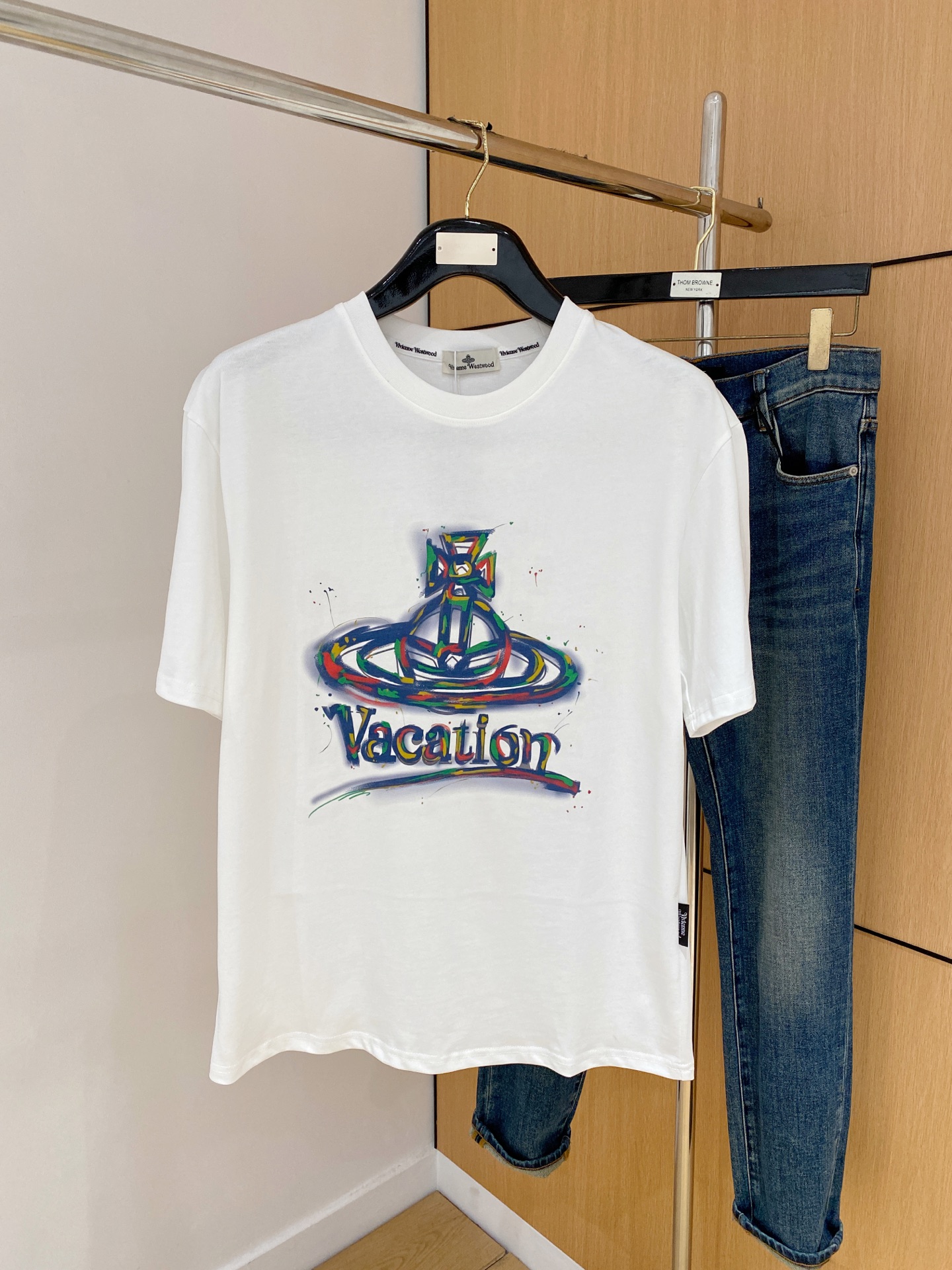 NO:423166,The Queen Mother of the West 2025 summer new short-sleeved T-shirt, the personalized art series exclusively released on the entire network. The versatile details are perfectly processed and pure cotton fabric is very exquisite. Original fabric. The same high-quality and comfortable hand feels very fashionable and personalized. A super versatile and beautiful style for men and women. The same color is black and white. The number of numbers M-3XL, T-shirt,tees, t-shirt,alexander wang19860909西太后2025夏季新款短袖T恤,个性艺术系列全网独家首发 百搭款细节处理完美纯棉面料十分精致 原版面料 网红明星同款高版本 高品质手感非常舒服 时尚又个性 超级百搭好看的一款男女同款颜色黑、白 码数M-3XL,,T-shirt,tees，t-shirt,alexander wang,Men's clothing