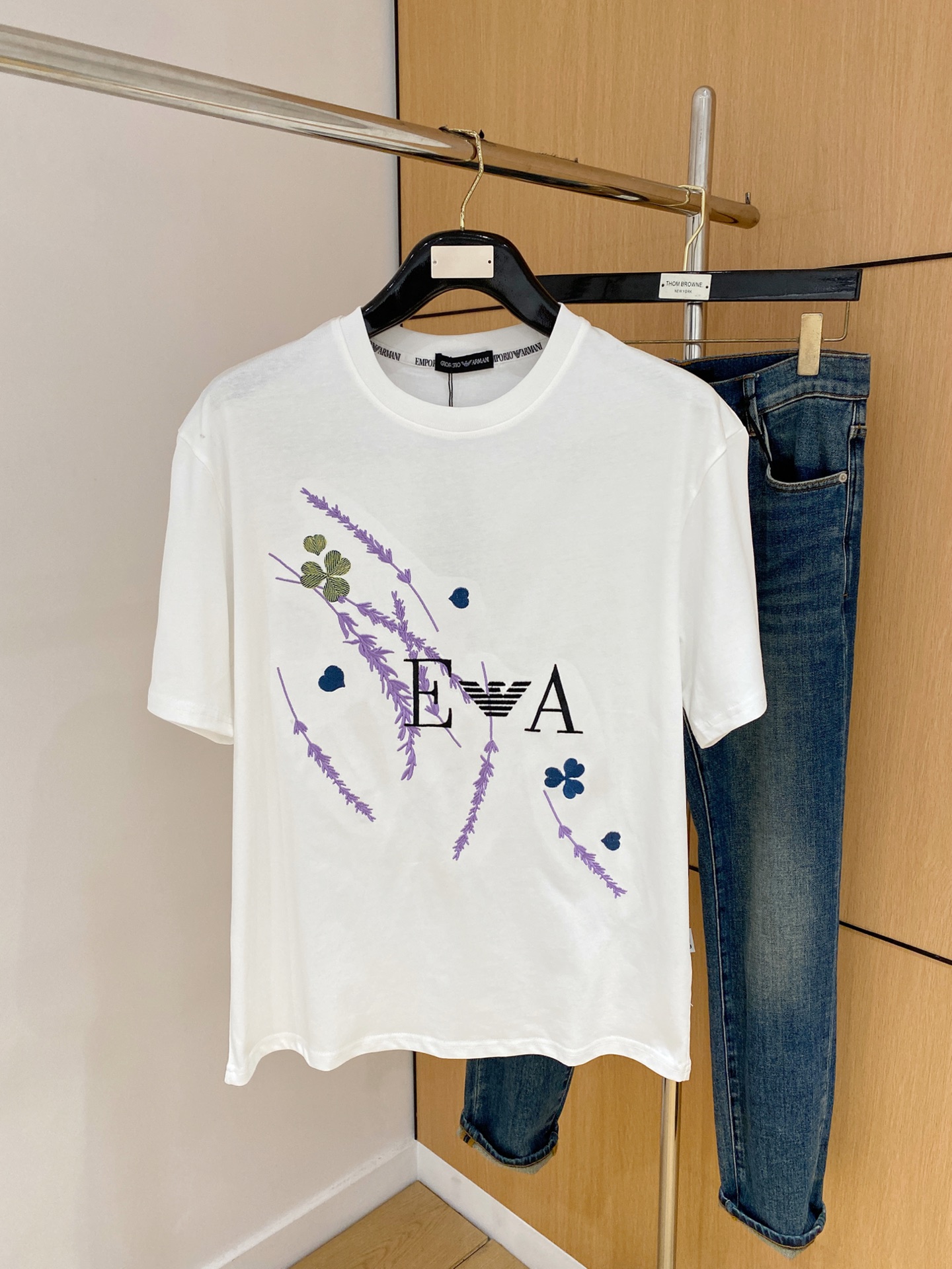 NO:515456,Armani's new summer short-sleeved T-shirt, the personalized art series exclusively released on the entire network. The versatile details are perfectly processed and pure cotton fabric is very exquisite. Original fabric. The same high-quality and comfortable hand feels very fashionable and personalized. A super versatile and beautiful style for men and women. The same color is black and white. The number of numbers M-3XL, armani, T-shirt,tees, t-shirt,alexander wang19860909阿玛尼夏季新款短袖T恤,个性艺术系列全网独家首发 百搭款细节处理完美纯棉面料十分精致 原版面料 网红明星同款高版本 高品质手感非常舒服 时尚又个性 超级百搭好看的一款男女同款颜色黑、白 码数M-3XL,,armani,T-shirt,tees，t-shirt,alexander wang,Men's clothing